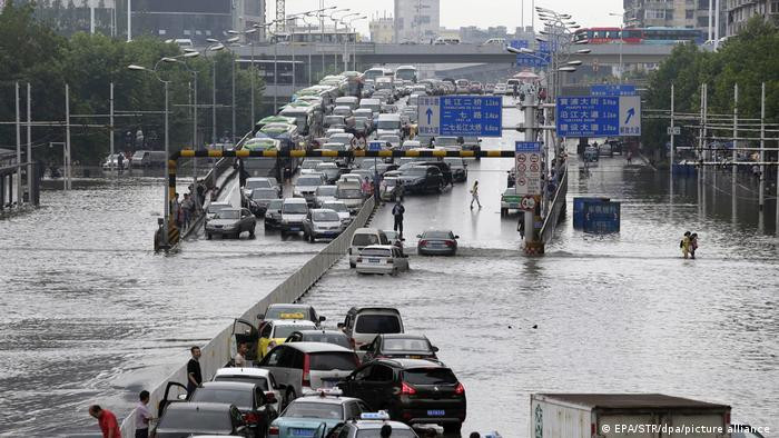 Đường phố bị ngập do mưa lớn ở trung tâm thành phố Vũ Hán. Ảnh: DW.