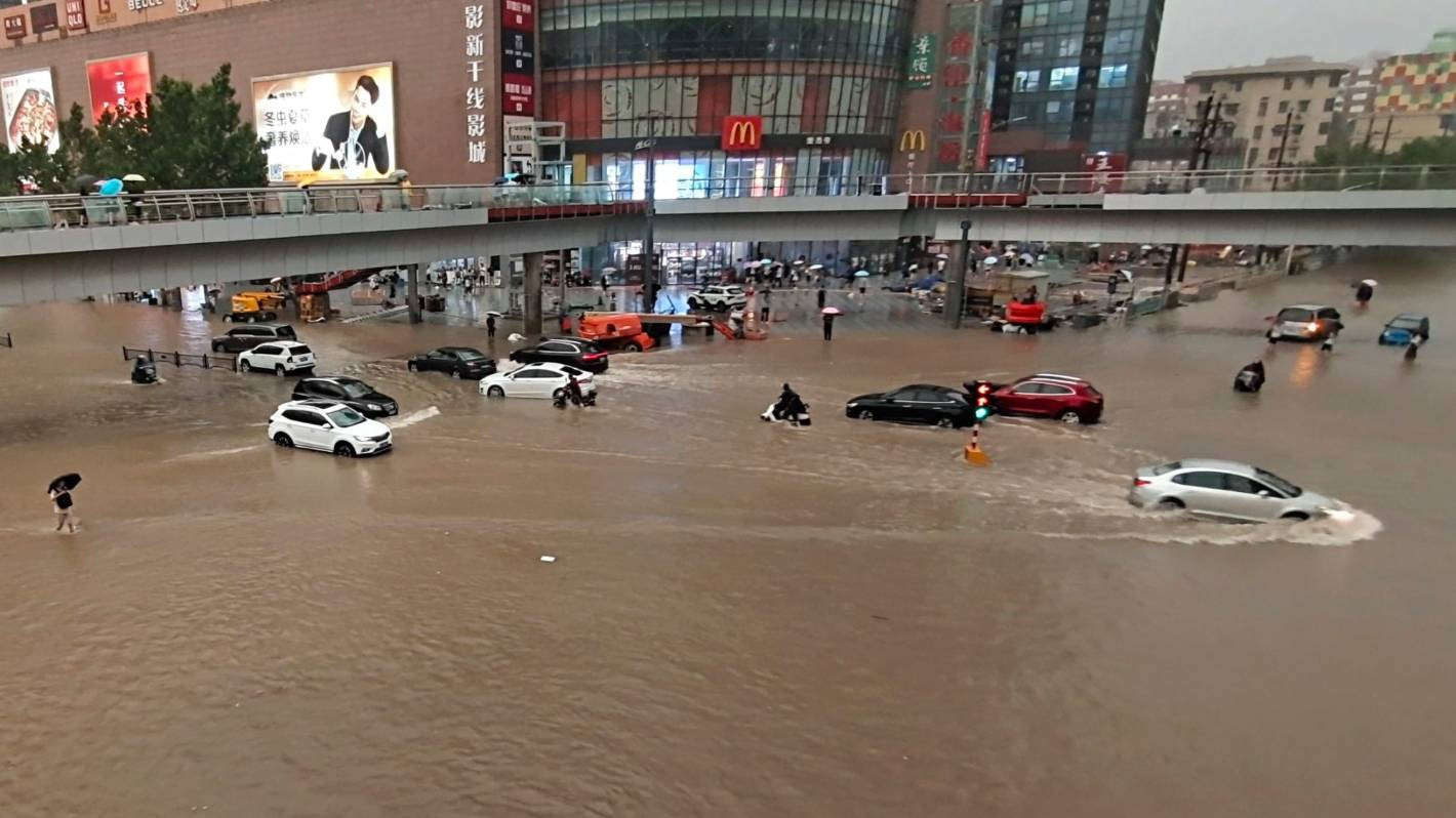 Các phương tiện bị mắc kẹt sau trận mưa như trút nước ở thành phố Trịnh Châu, tỉnh Hà Nam, miền Trung Trung Quốc. Ảnh: DW.