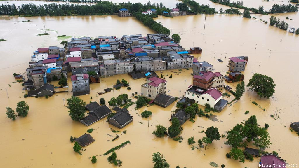 Sông Dương Tử vỡ bờ gây ngập lụt ở Trung Quốc. Ảnh: DW.