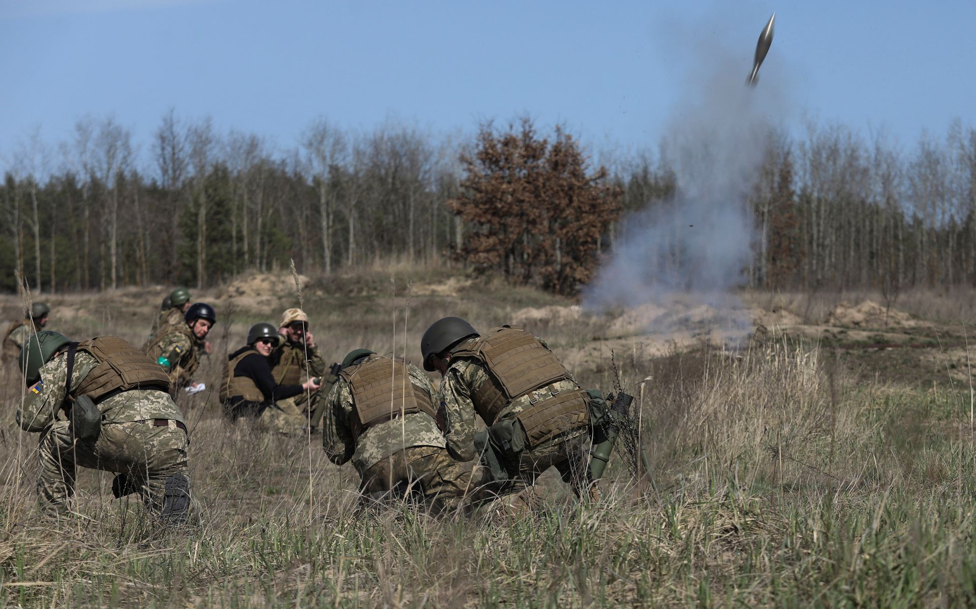 Các thành viên của Lực lượng Phòng vệ Lãnh thổ Ukraine tham dự các cuộc tập trận ở Kiev, Ukraine. Ảnh: Reuters.