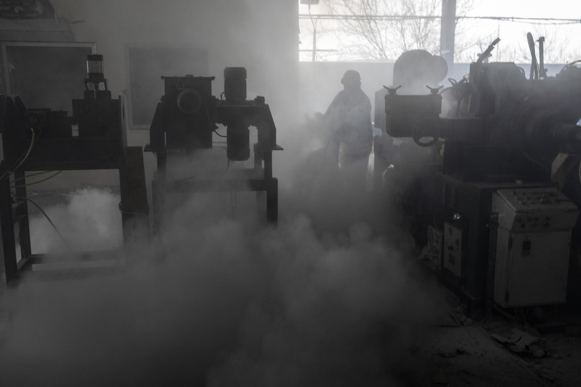 Lính cứu hỏa cố gắng dập tắt đám cháy tại một nhà máy bị hư hại ở Kramatorsk, Ukraine. Ảnh: AP.