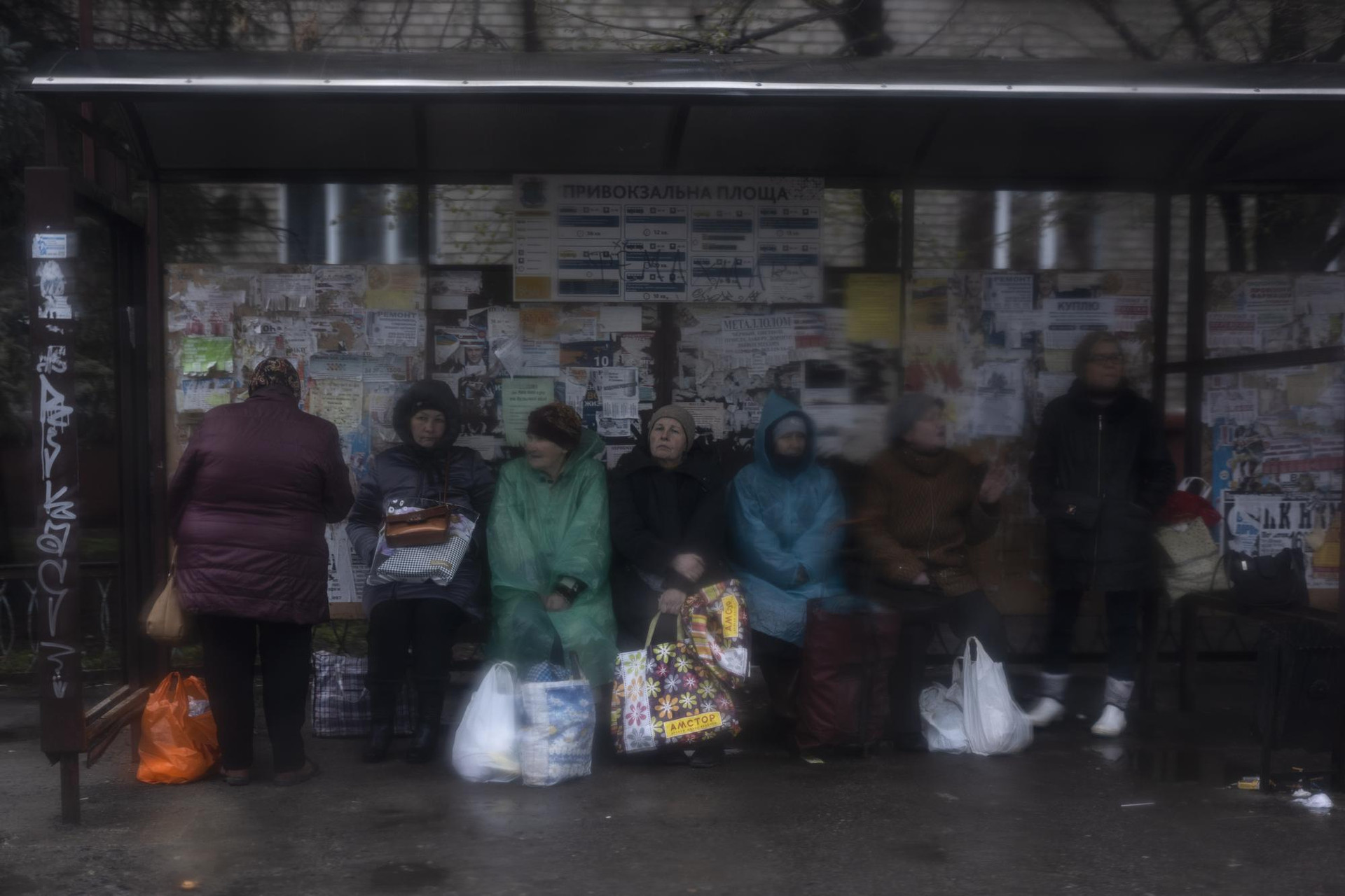 Những người phụ nữ chờ đợi sơ tán tại một trạm xe buýt ở Kramatorsk, Ukraine. Ảnh: AP.