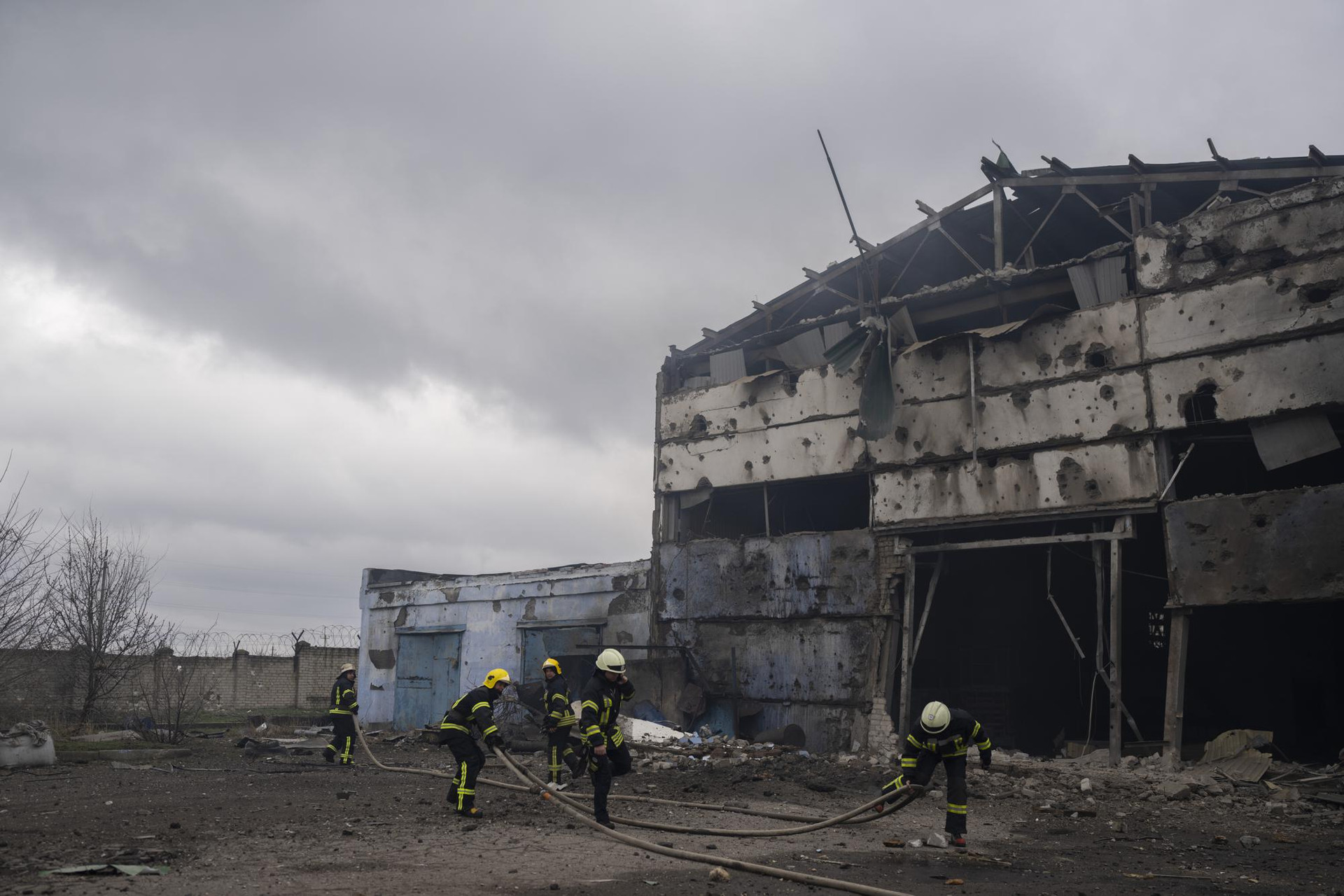 Lính cứu hỏa cố gắng dập tắt đám cháy tại một nhà máy bị hư hại ở Kramatorsk, Ukraine. Ảnh: AP.