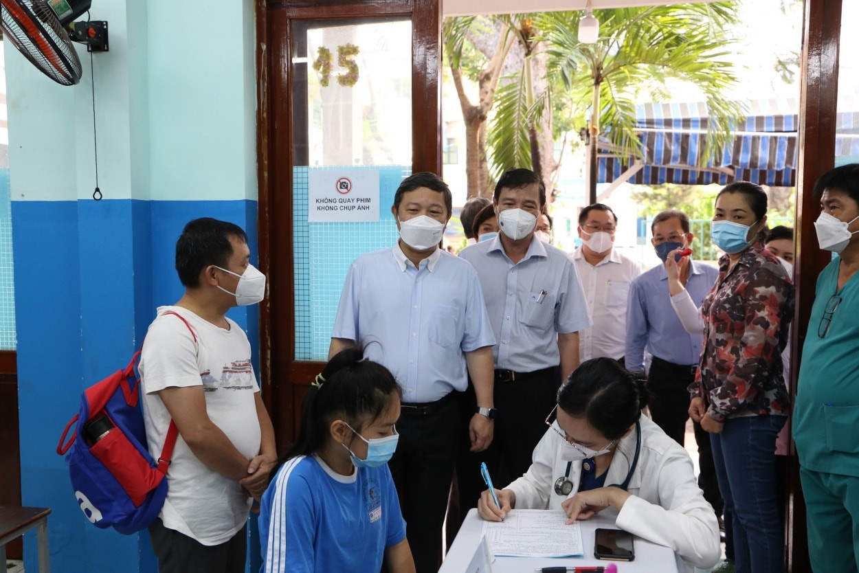 Ông Dương Anh Đức - Phó Chủ tịch UBND TP HCM kiếm tra công tác tiêm vaccine Covid-19 cho trẻ.
