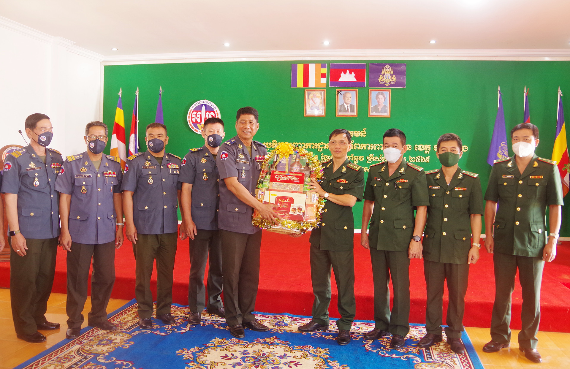Đại tá Nguyễn Văn Lư, Chỉ huy trưởng BĐBP Đăk Nông chúc mừng lực lượng Hiến binh tỉnh Mondulkiri, Campuchia.