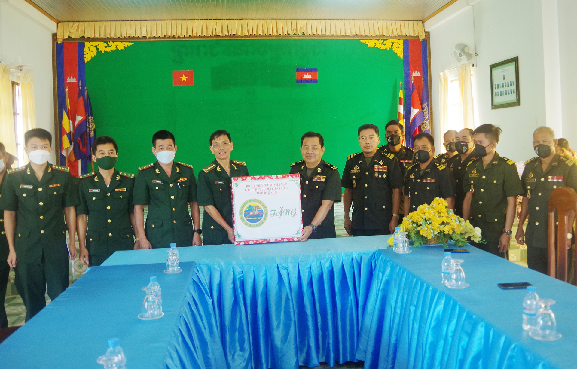 Đại tá Nguyễn Văn Lư, Chỉ huy trưởng BĐBP Đăk Nông tặng quà lực lượng Tiểu khu Quân sự tỉnh Mondulkiri, Campuchia.
