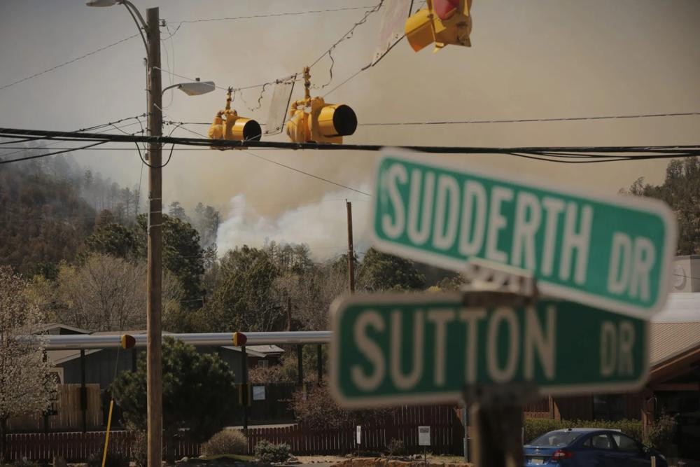 Khói từ đám cháy McBride bốc lên gần một giao lộ ở làng Ruidoso, bang New Mexico, Mỹ. Ảnh: AP.