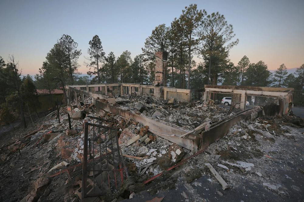 Một ngôi nhà hai tầng tiếp tục bốc cháy sau đám cháy McBride ở làng Ruidoso, bang New Mexico, Mỹ. Ảnh: AP.