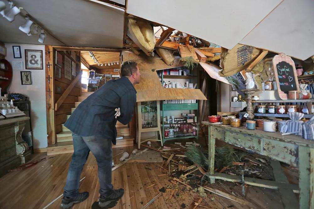 Người dân khảo sát thiệt hại trong ngôi nhà ở làng Ruidoso, bang New Mexico, Mỹ. Ảnh: AP.