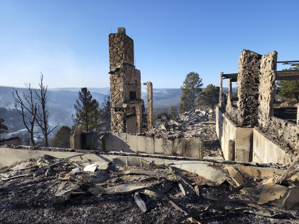 Phần còn lại của một ngôi nhà sau trận cháy rừng lan qua làng Ruidoso, bang New Mexico, Mỹ. Ảnh: AP.