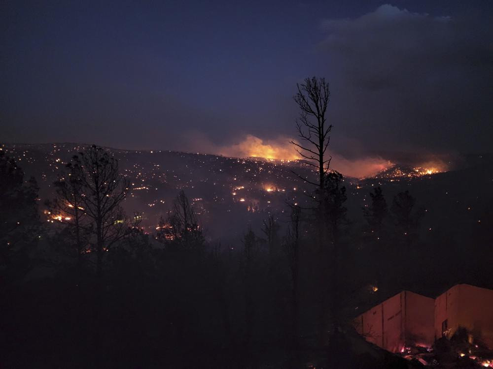 Lửa bùng cháy dọc theo sườn đồi ở làng Ruidoso, bang New Mexico, Mỹ. Ảnh: AP.