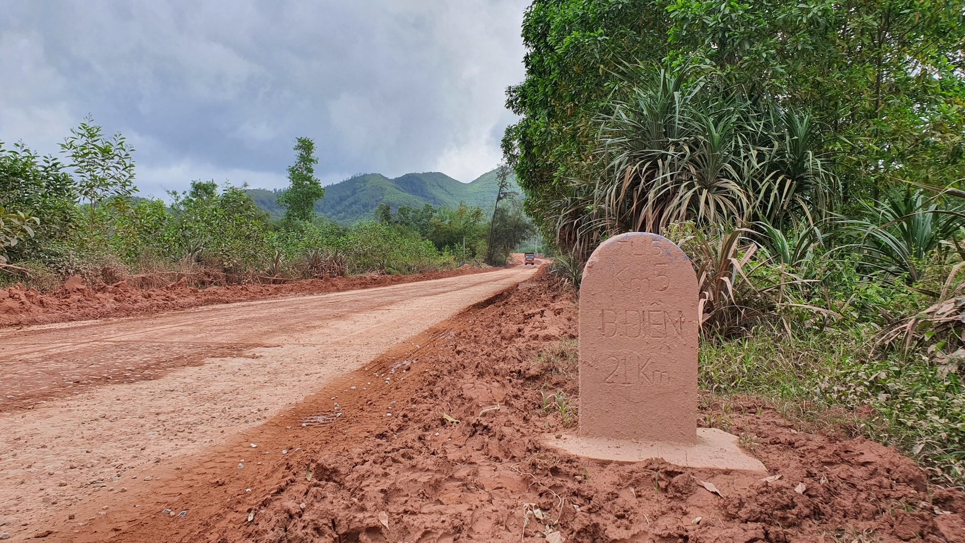 Có chiều dài hơn 20 km đi qua các phường, xã: Tứ Hạ, Hương Văn, Hương Xuân, Hương Bình, Bình Tiến.