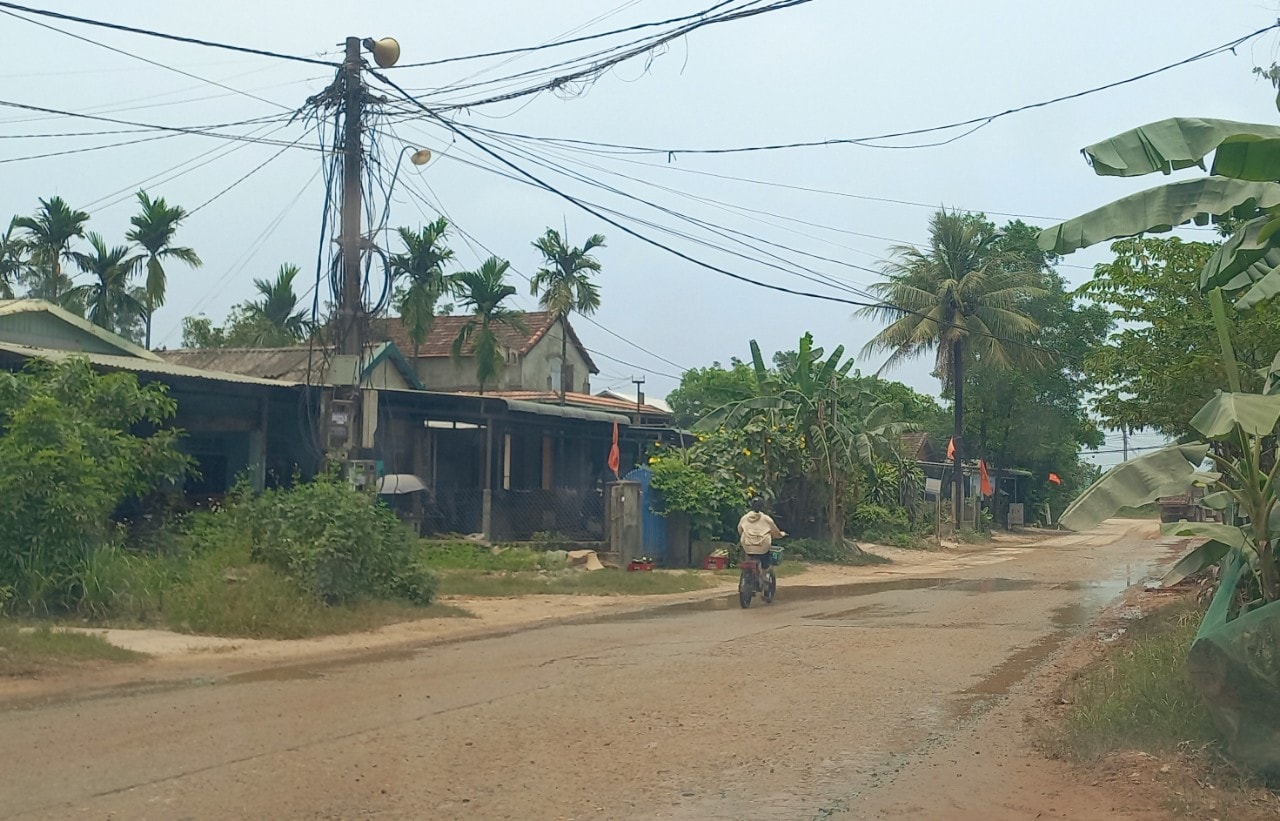 Để hạn chế bụi bẩn, hệ thống tưới nước đã được lắp đặt ở khu vực dân cư, tuy nhiên, điều này vô tình khiến mặt đường luôn trong tình trạng ướt nhẹp.