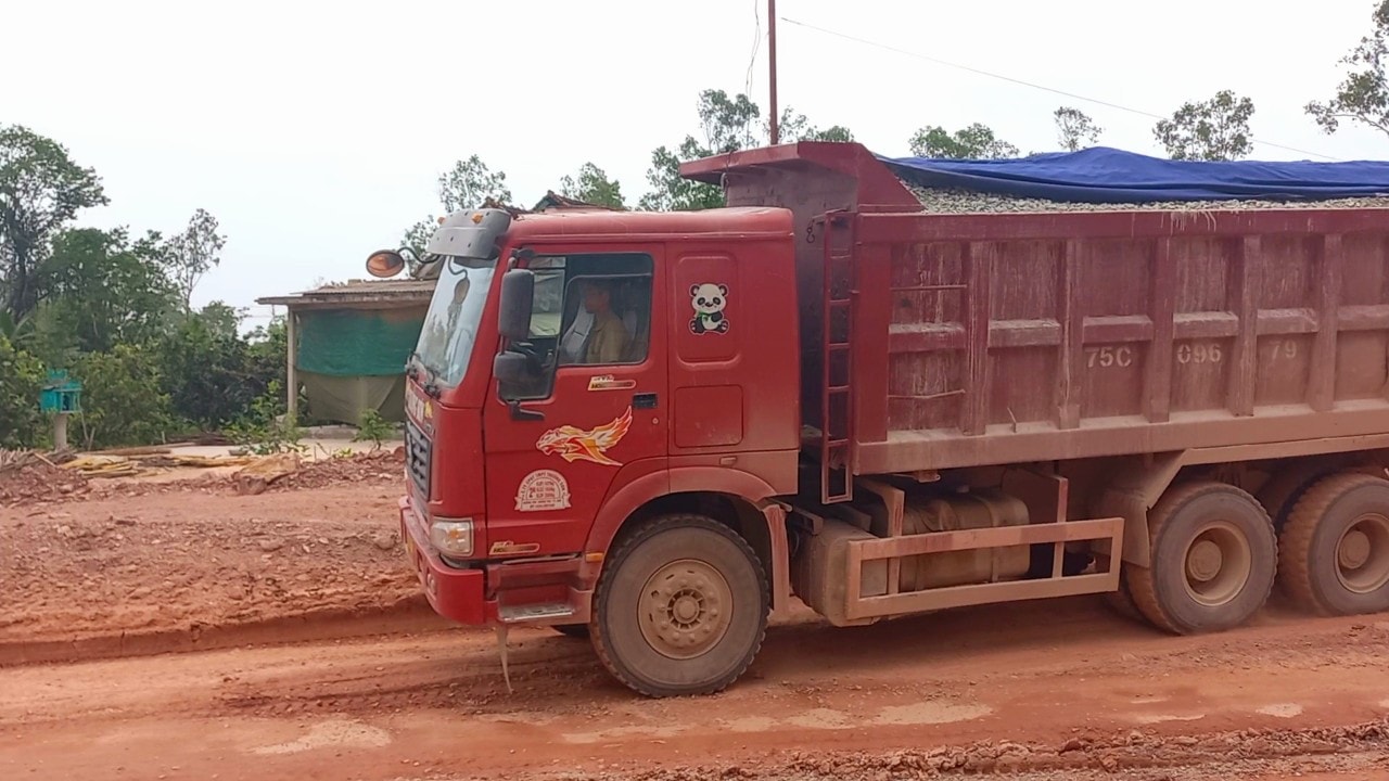 Xe tải trọng lớn chở đất, đá với tải trọng lớn và tần suất cao là nguyên nhân gây ra tình trạng này.