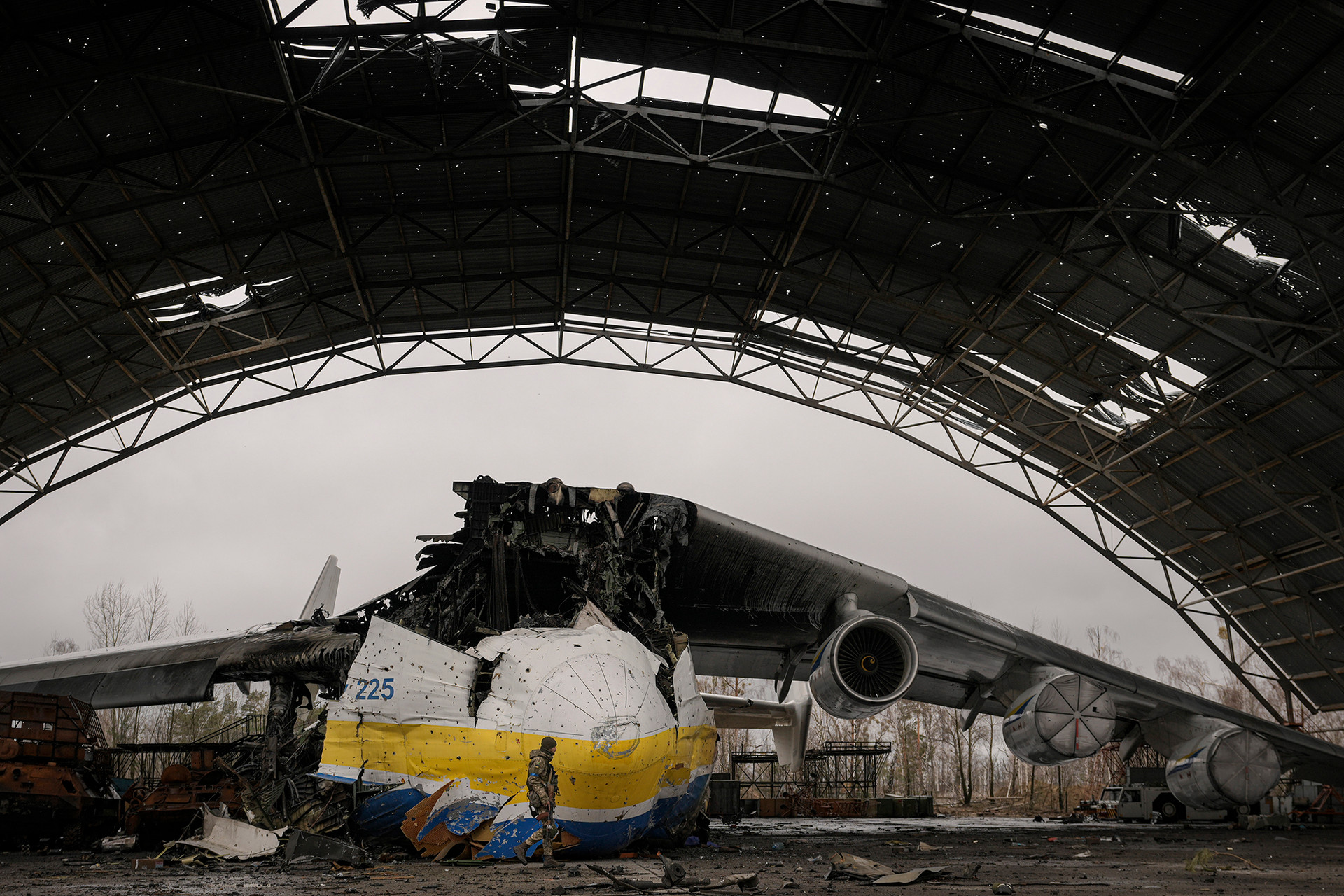 Những mảnh vỡ của chiếc AN-225, được biết đến trong tiếng Ukraina là ‘Mriya’, hay ‘Giấc mơ’ ở một sân bay bên ngoài thủ đô Kiev, Ukraine. Ảnh: CNN.