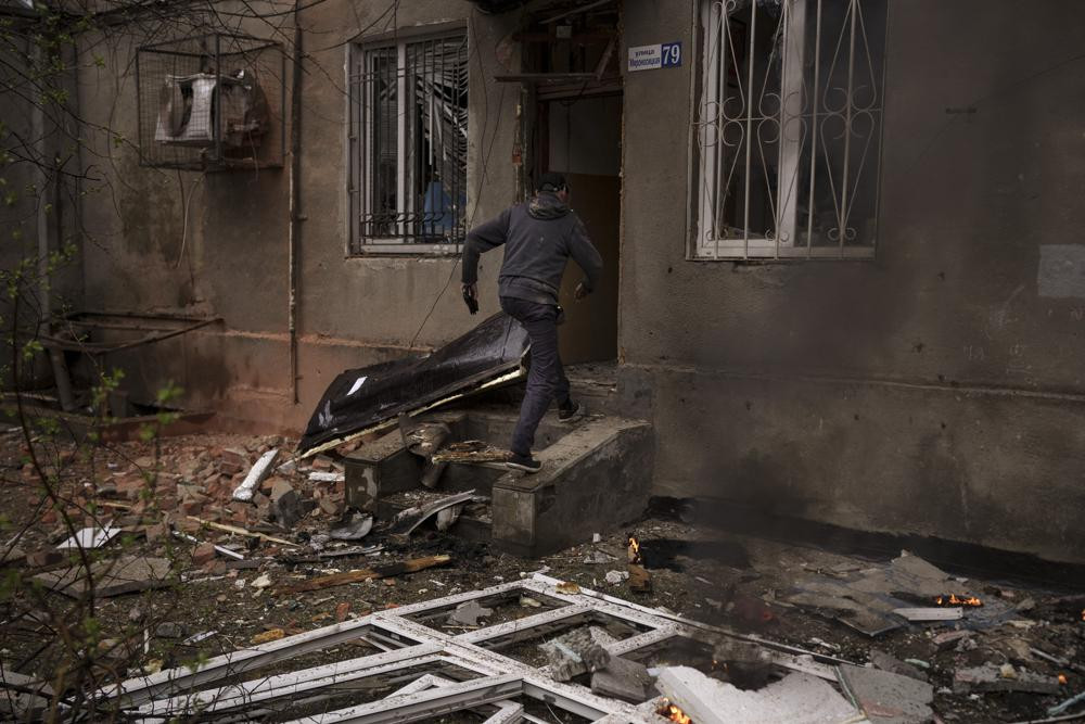 Ngôi nhà đang bốc cháy ở Kharkiv, Ukraine. Ảnh: AP.