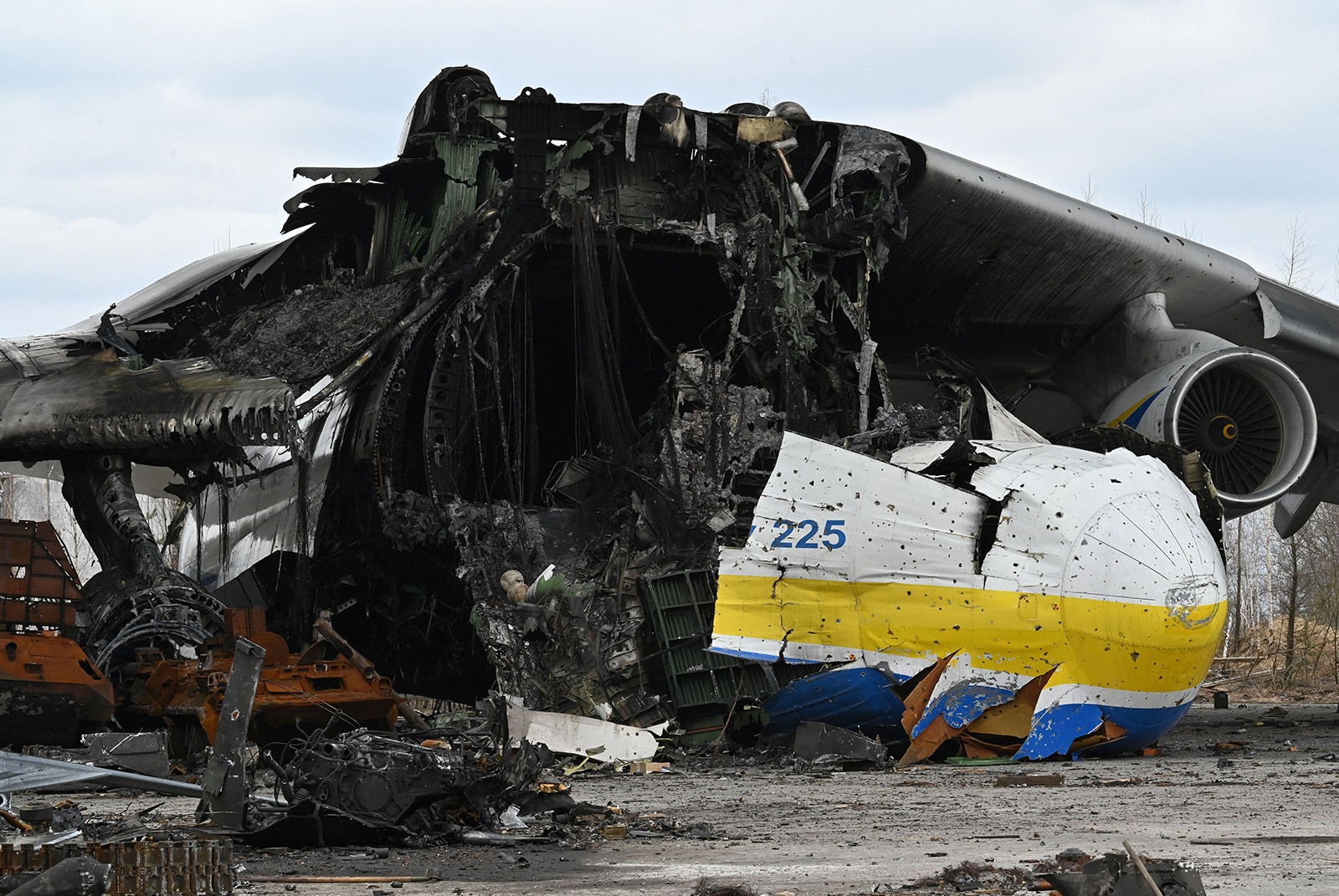 AN-225 bị thiệt hại nặng trong cuộc xung đột tại sân bay Hostomel gần Kiev, Ukraine. Ảnh: CNN.