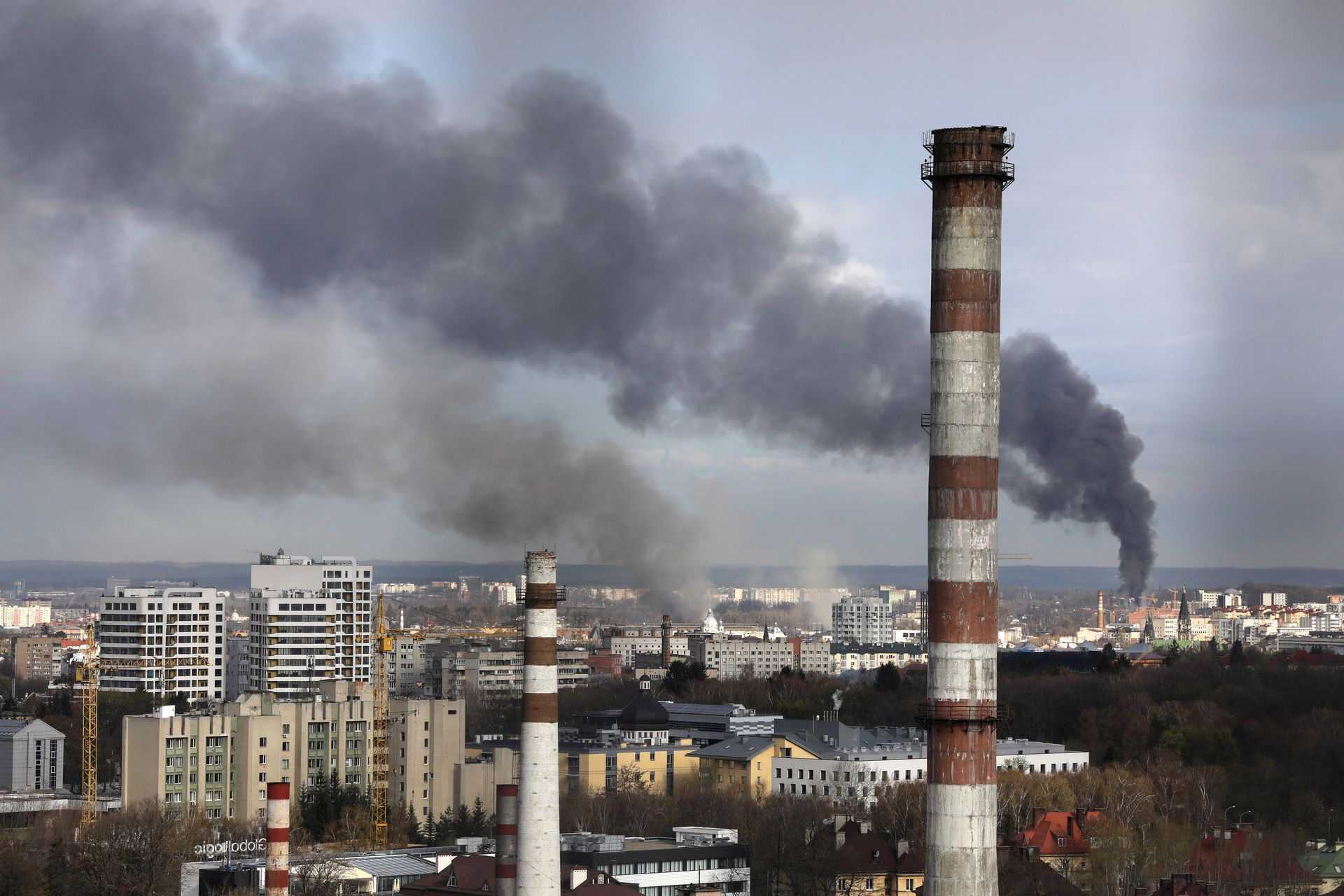 Khói bốc lên bầu trời ở Lviv, Ukraine. Ảnh: Reuters.