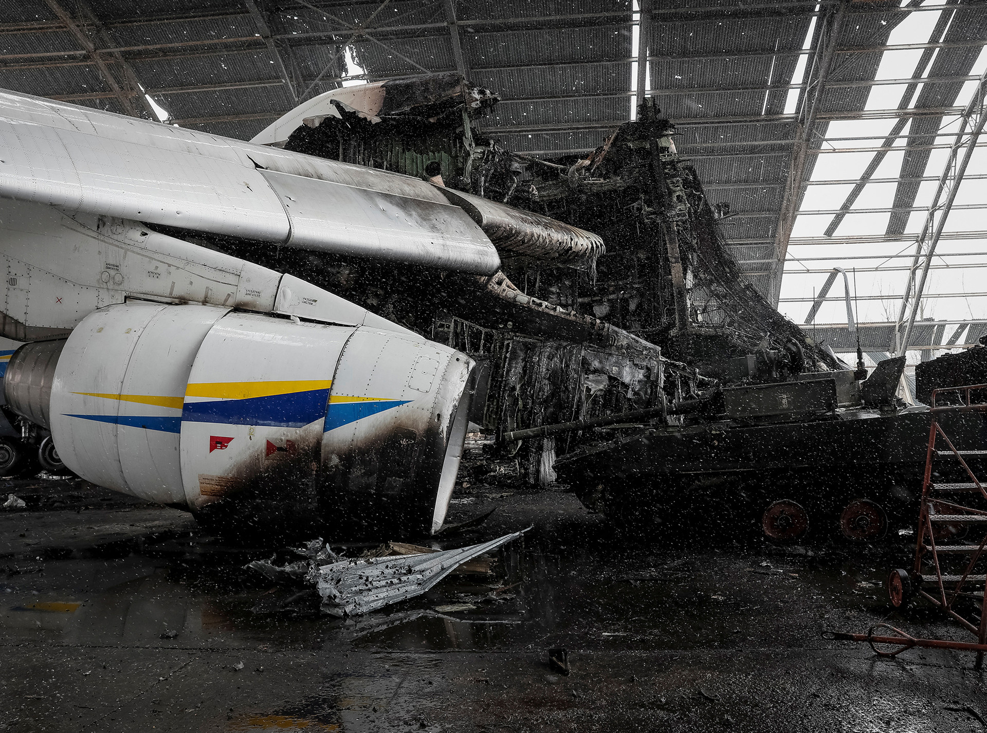 Phần thân bị cháy đen của máy bay AN-225. Ảnh: CNN.
