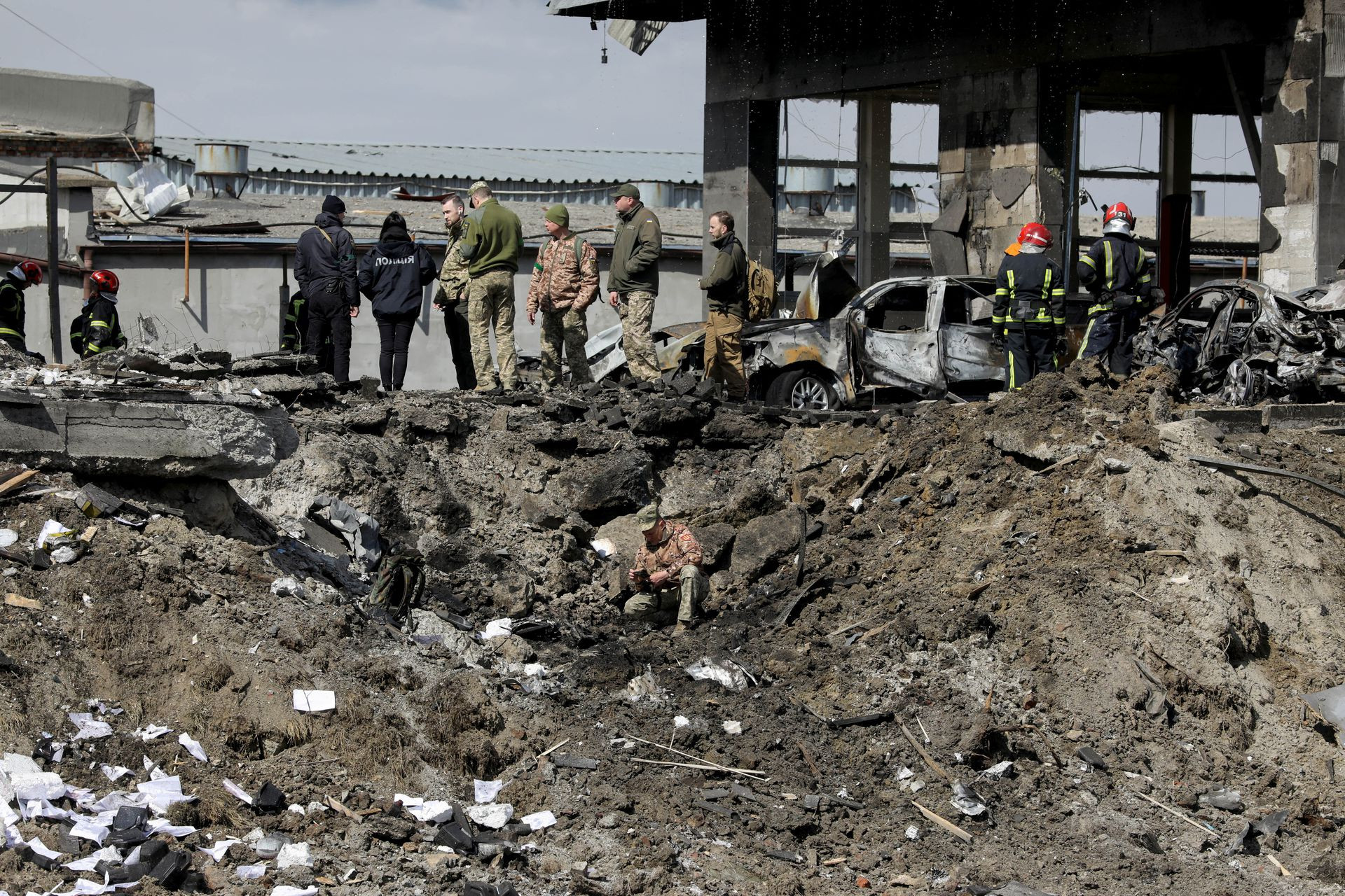 Các quân nhân và lực lượng cứu hộ Ukraine kiểm tra địa điểm quân sự ở Lviv, Ukraine. Ảnh: Reuters.
