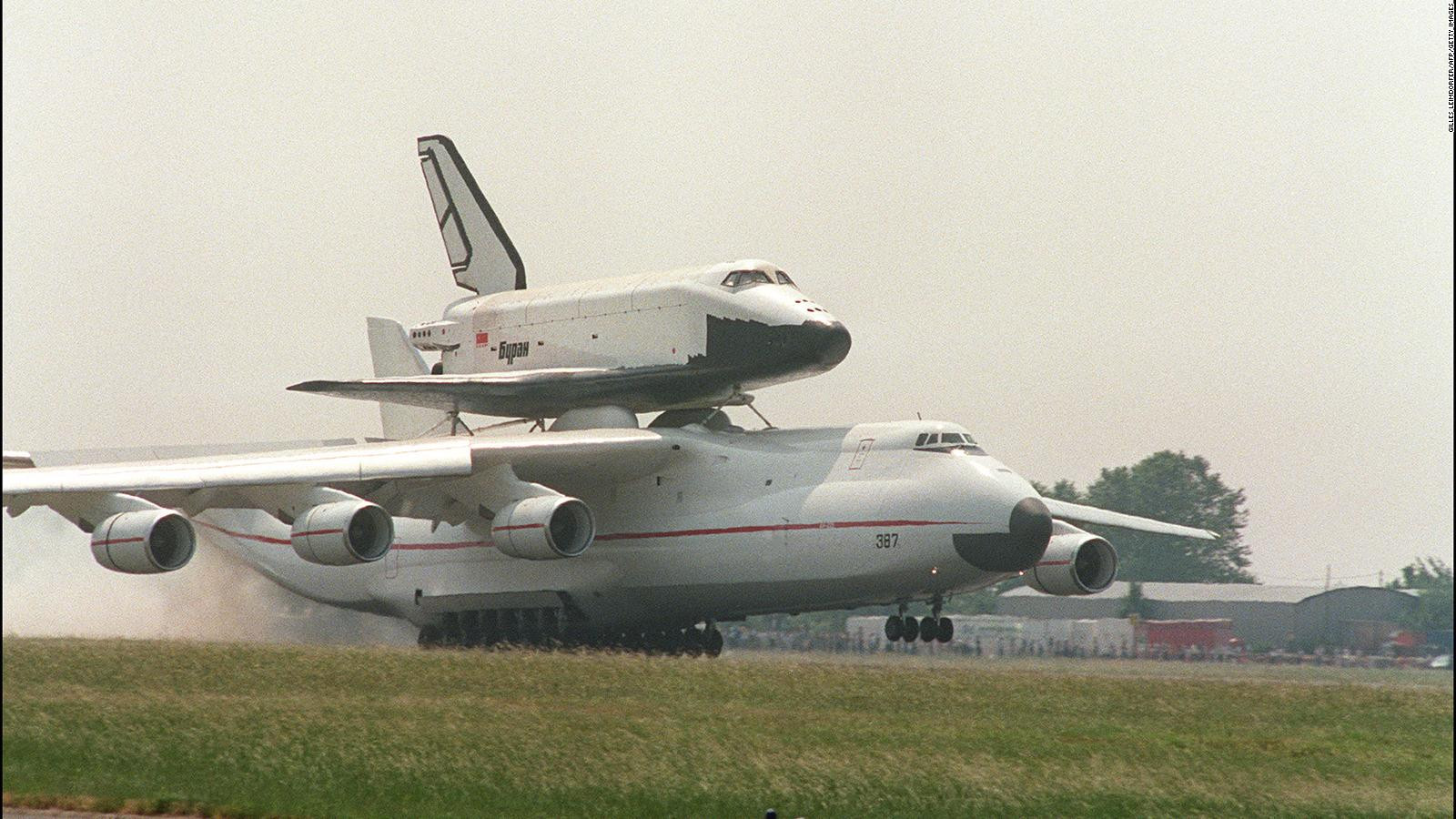 AN-225 được chế tạo vào những năm 1980, ban đầu để hỗ trợ chương trình tàu con thoi của Liên Xô. Ảnh: CNN.