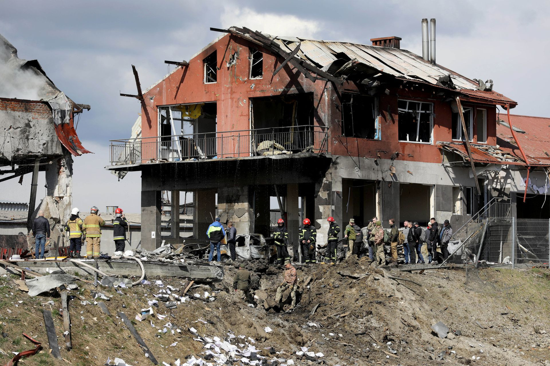 Những ngôi nhà bị phá hủy ở Lviv, Ukraine. Ảnh: Reuters.