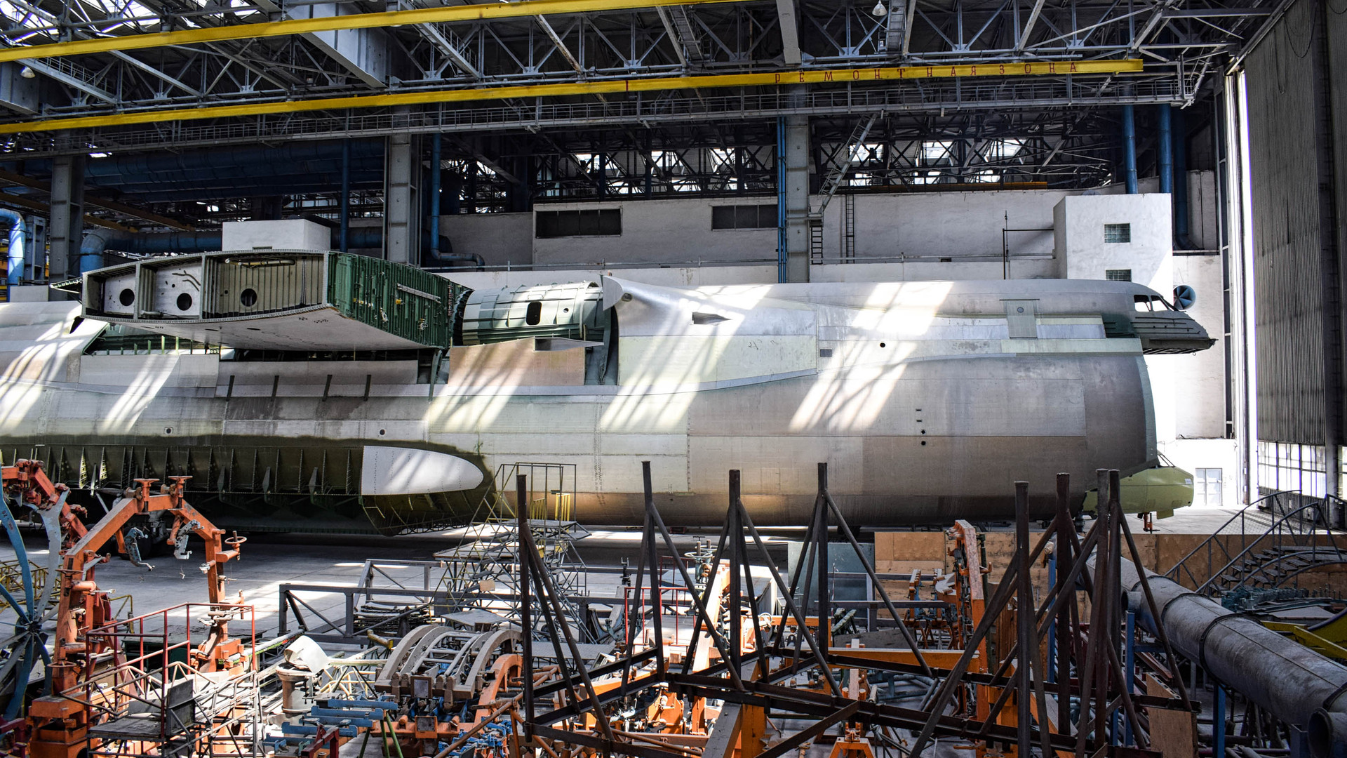 Phần thân thứ hai của Antonov AN-225 chưa hoàn thiện, một trong những di sản ngoạn mục nhất của kỹ thuật máy bay Liên Xô. Ảnh: CNN.