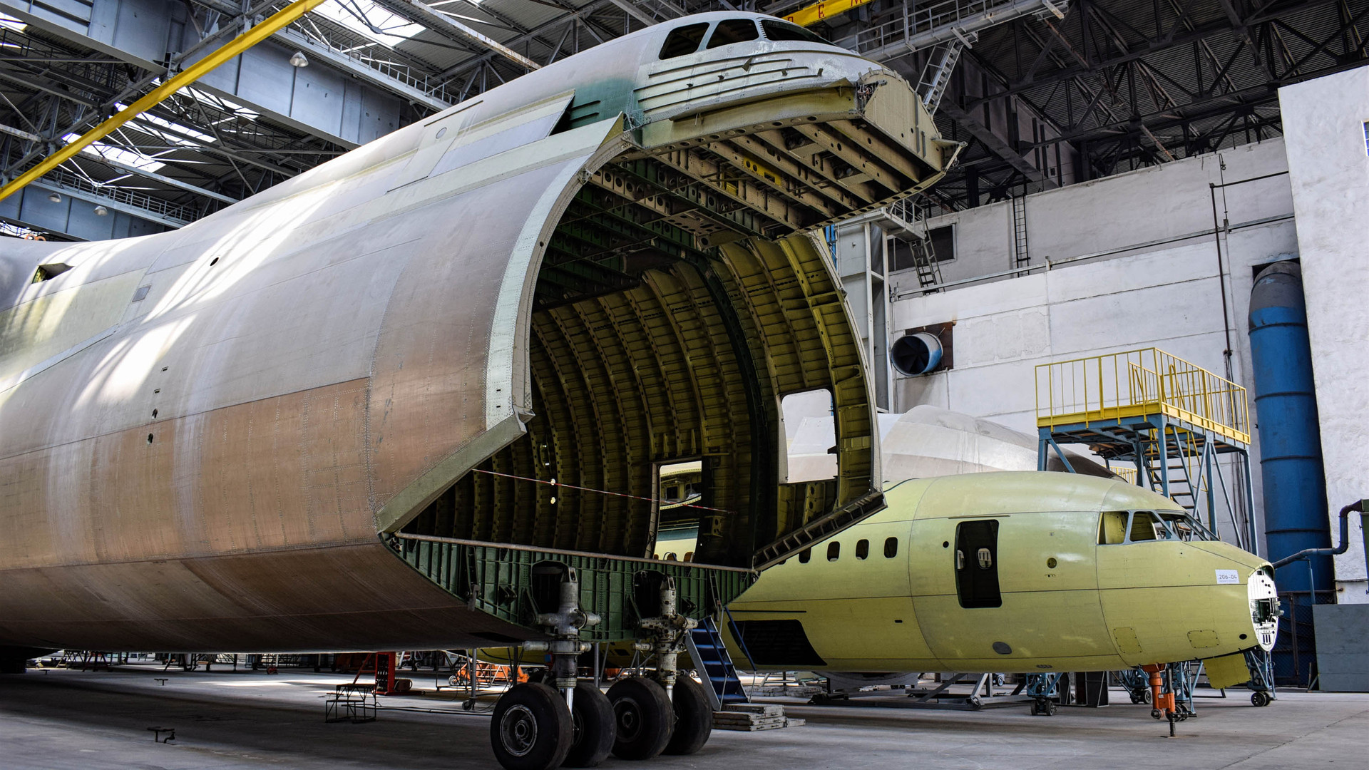 Phần thân thứ hai của Antonov AN-225 chưa hoàn thiện. Ảnh: CNN.