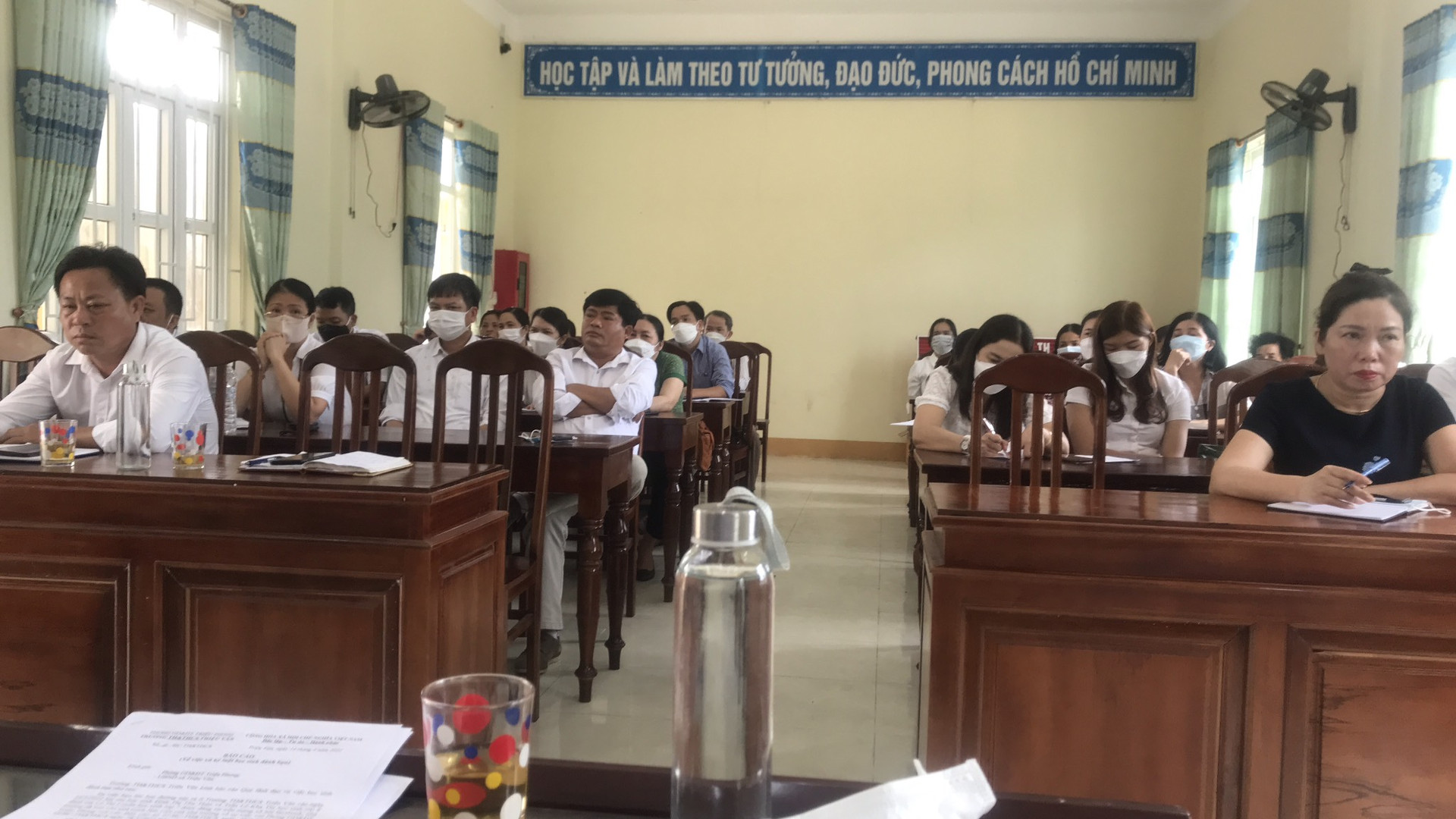 Quang cảnh cuộc họp xem xét vai trò của người đứng đầu trong việc để xảy ra tình trạng bạo lực tại trường TH và THCS Triệu Vân.