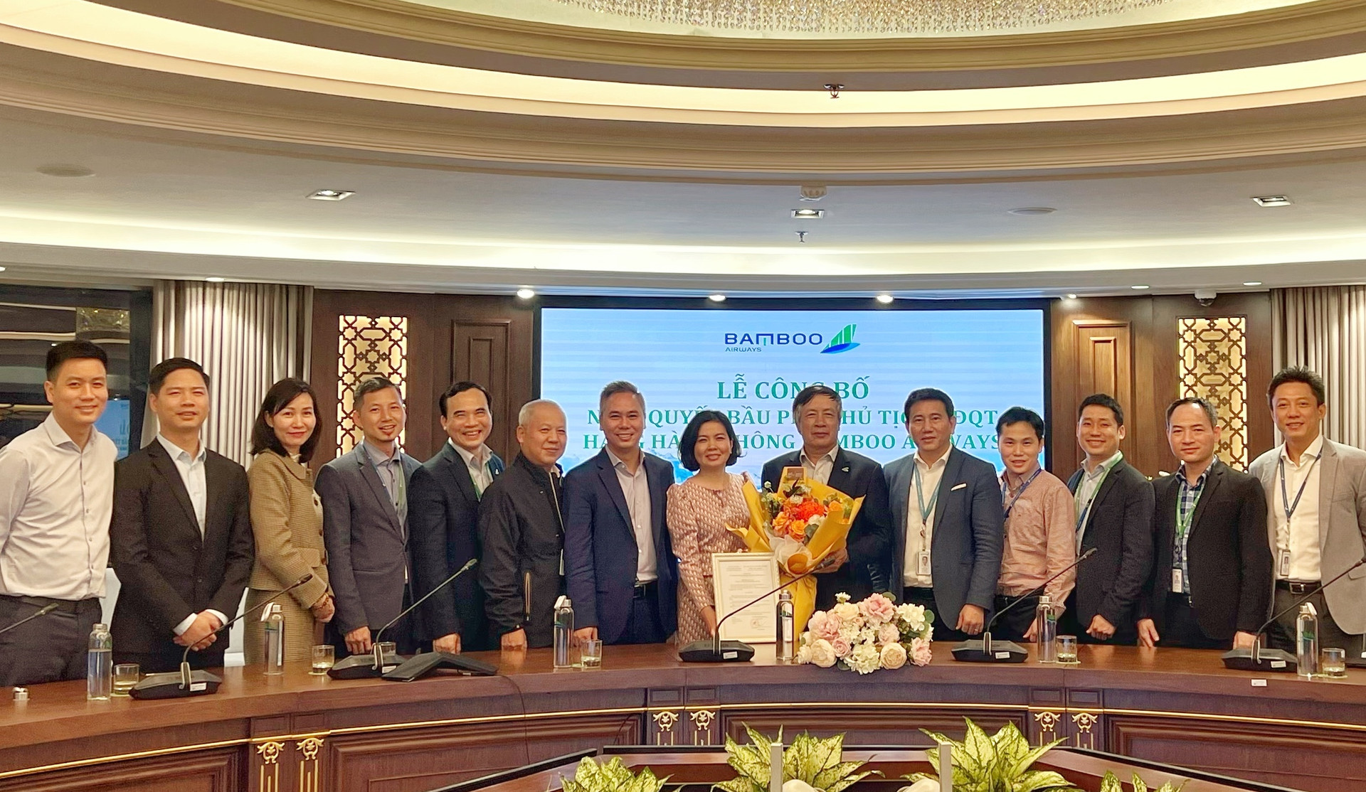 Ông Nguyễn Ngọc Trọng (đứng thứ 6 từ phải qua) được bổ nhiệm giữ chức vụ Phó chủ tịch HĐQT hãng hàng không Bamboo Airways.