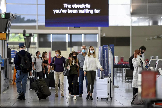 Hành khách tại sân bay quốc tế Sydney, Úc. Ảnh: Reuters.
