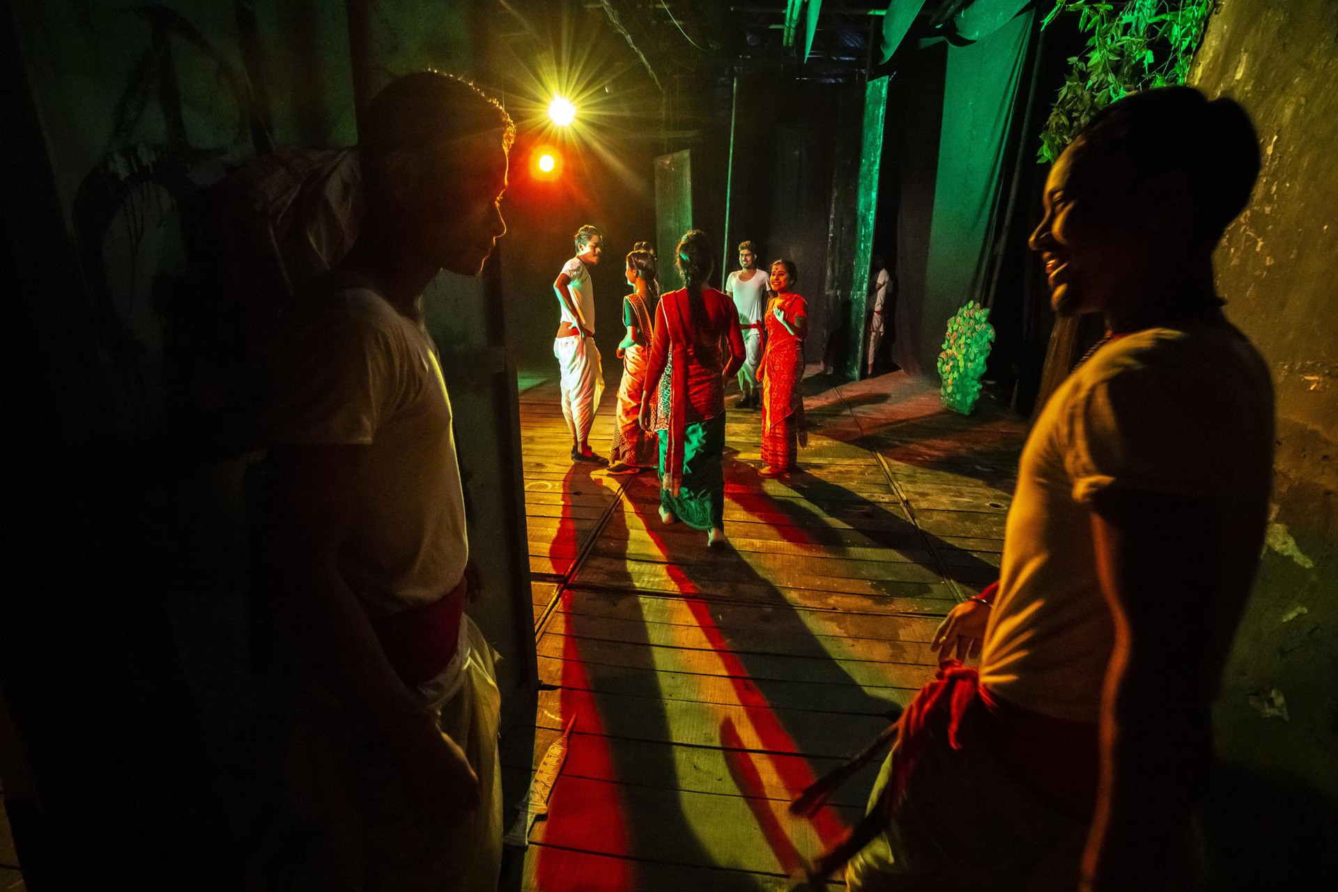 Các diễn viên của nhà hát Awahan biểu diễn trong một vở kịch múa tại làng Xetali phía đông Gauhati, Ấn Độ. Ảnh: AP.