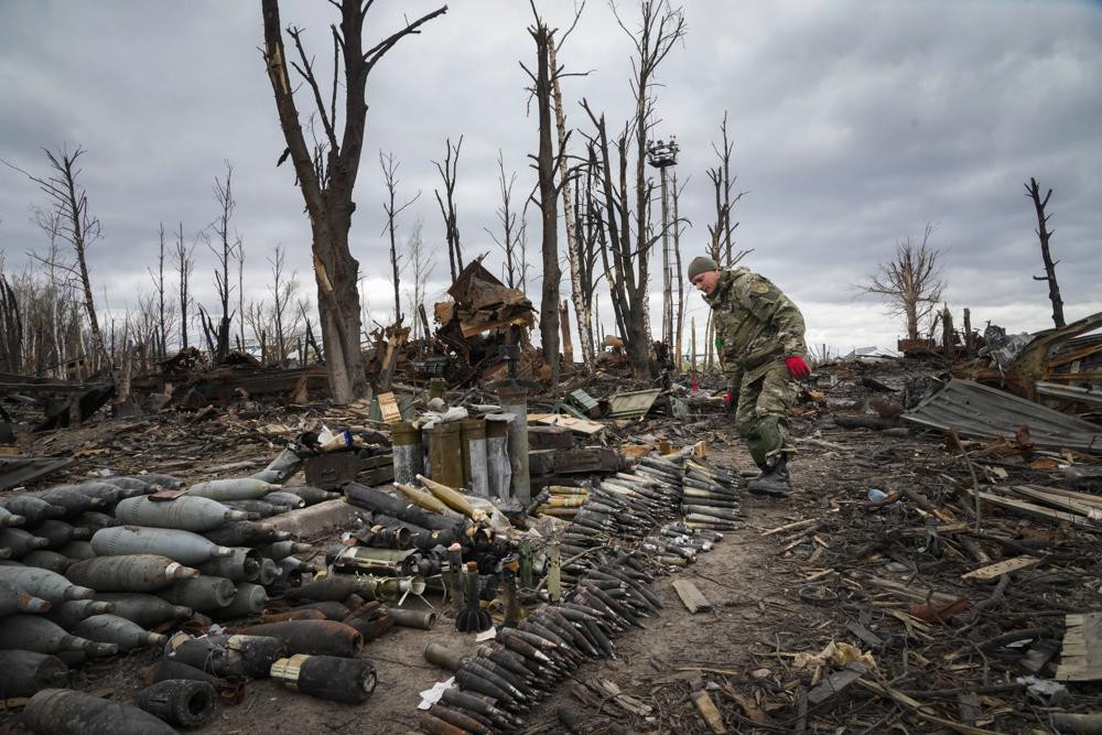 Quân nhân Ukraine thu thập đạn pháo, lựu đạn và các thiết bị khác chưa nổ ở Hostomel, gần Kiev, Ukraine. Ảnh: AP.