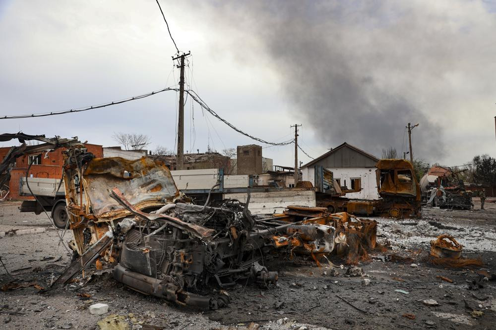 Các phương tiện bị cháy tại Nhà máy luyện kim Illich Iron & Steel Works ở Mariupol, Ukraine. Ảnh: AP.