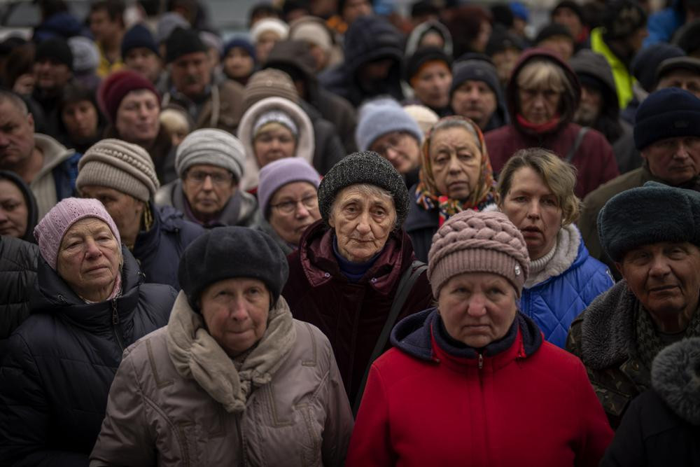 Người dân Ukraine chờ đợi phân phát thực phẩm ở Bucha, ngoại ô Kiev, Ukraine. Ảnh: AP.