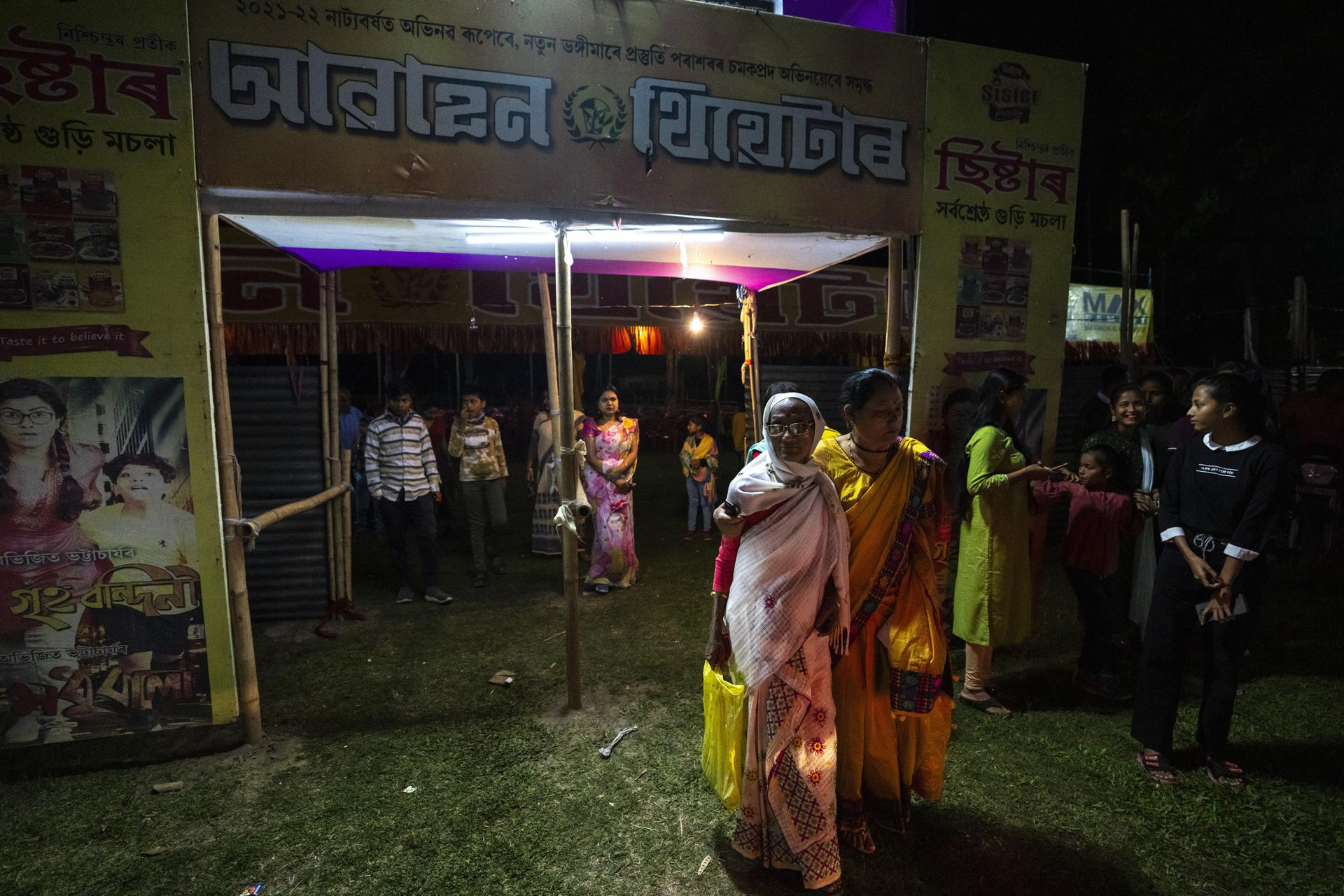 Mọi người rời đi sau buổi biểu diễn của nhà hát lưu động Awahan tại làng Xetali phía đông Gauhati, Ấn Độ. Ảnh: AP.