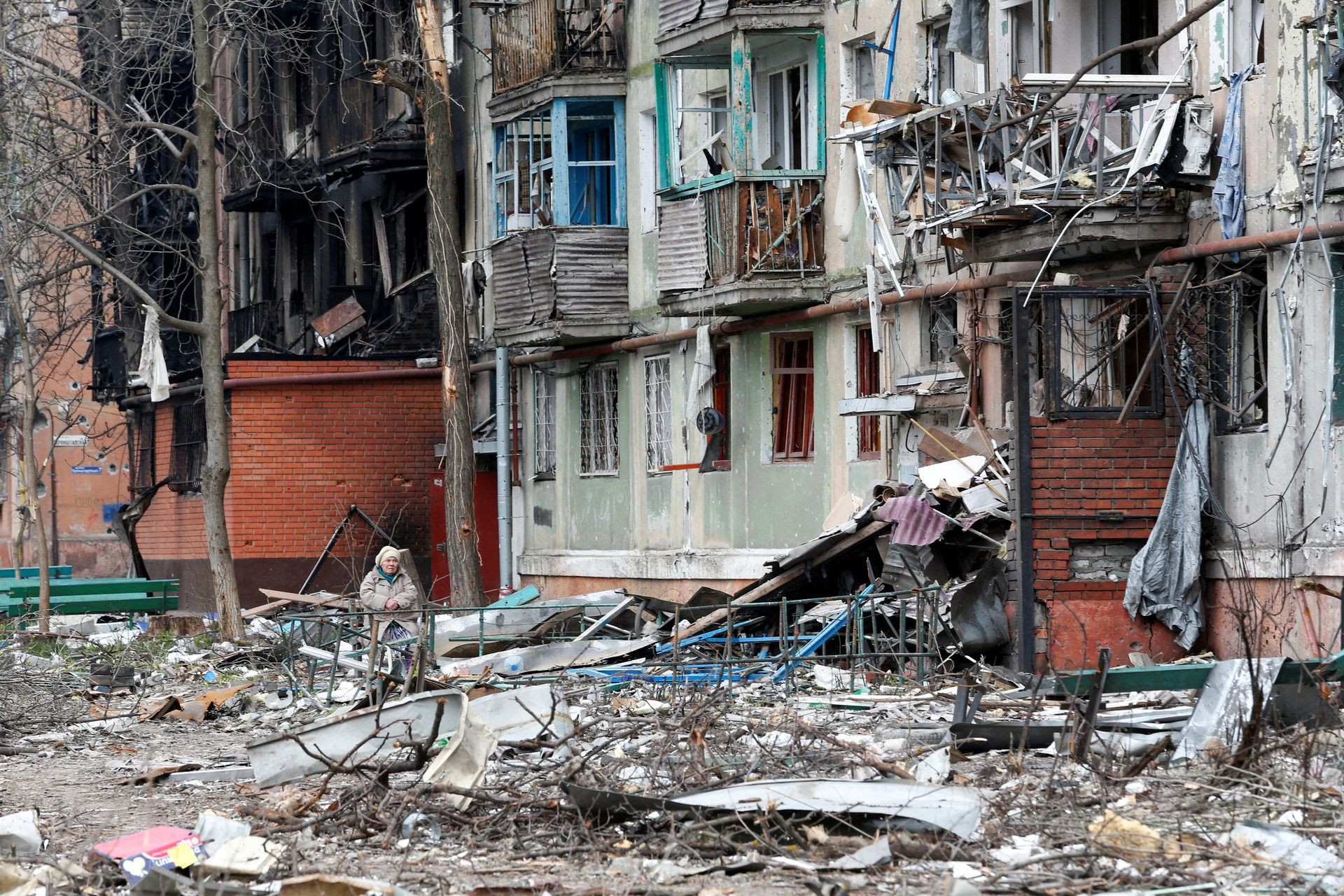Một tòa nhà bị hư hại ở thành phố cảng phía nam Mariupol, Ukraine. Ảnh: Reuters.