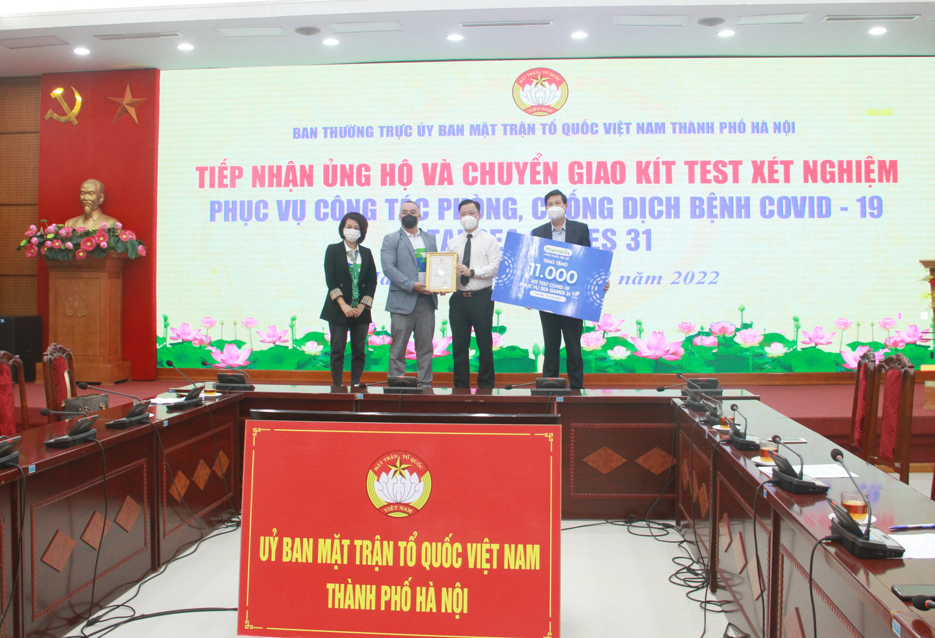 Ủy ban MTTQ Thành phố Hà Nội tiếp nhận kít test phục vụ SEA Games 31. 
