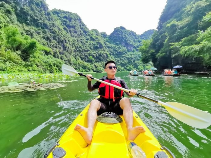 Du khách chèo thuyền kayak khám phá Tràng An.