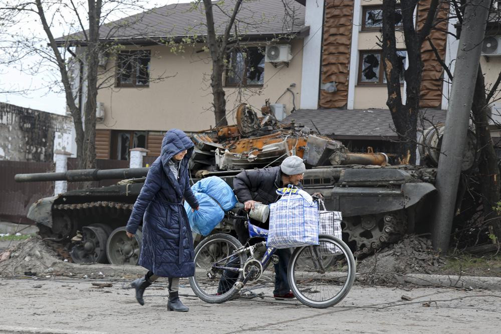 Cư dân sơ tán ở Mariupol, Ukraine. Ảnh: AP.