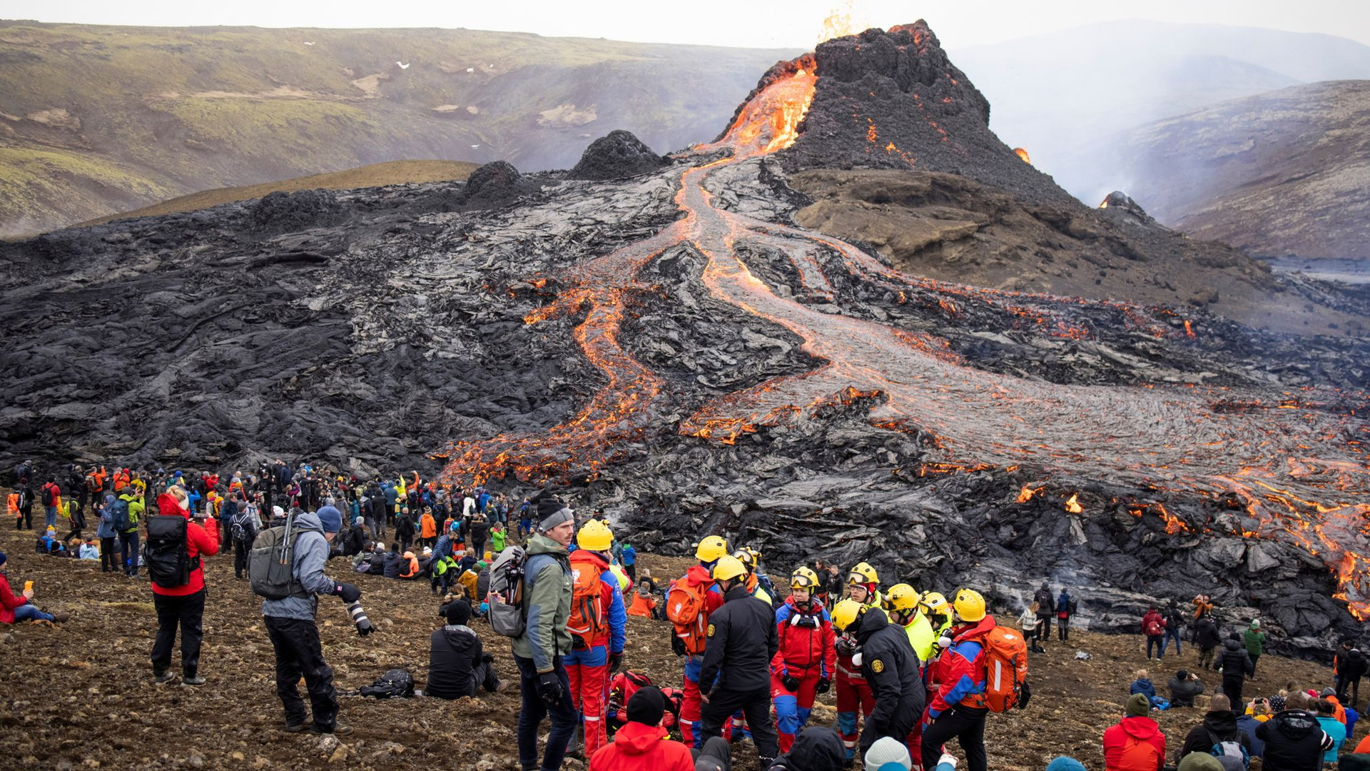 Người dân chiêm ngưỡng núi lửa Fagradalsfjall, Iceland phun trào. Ảnh: Phys.