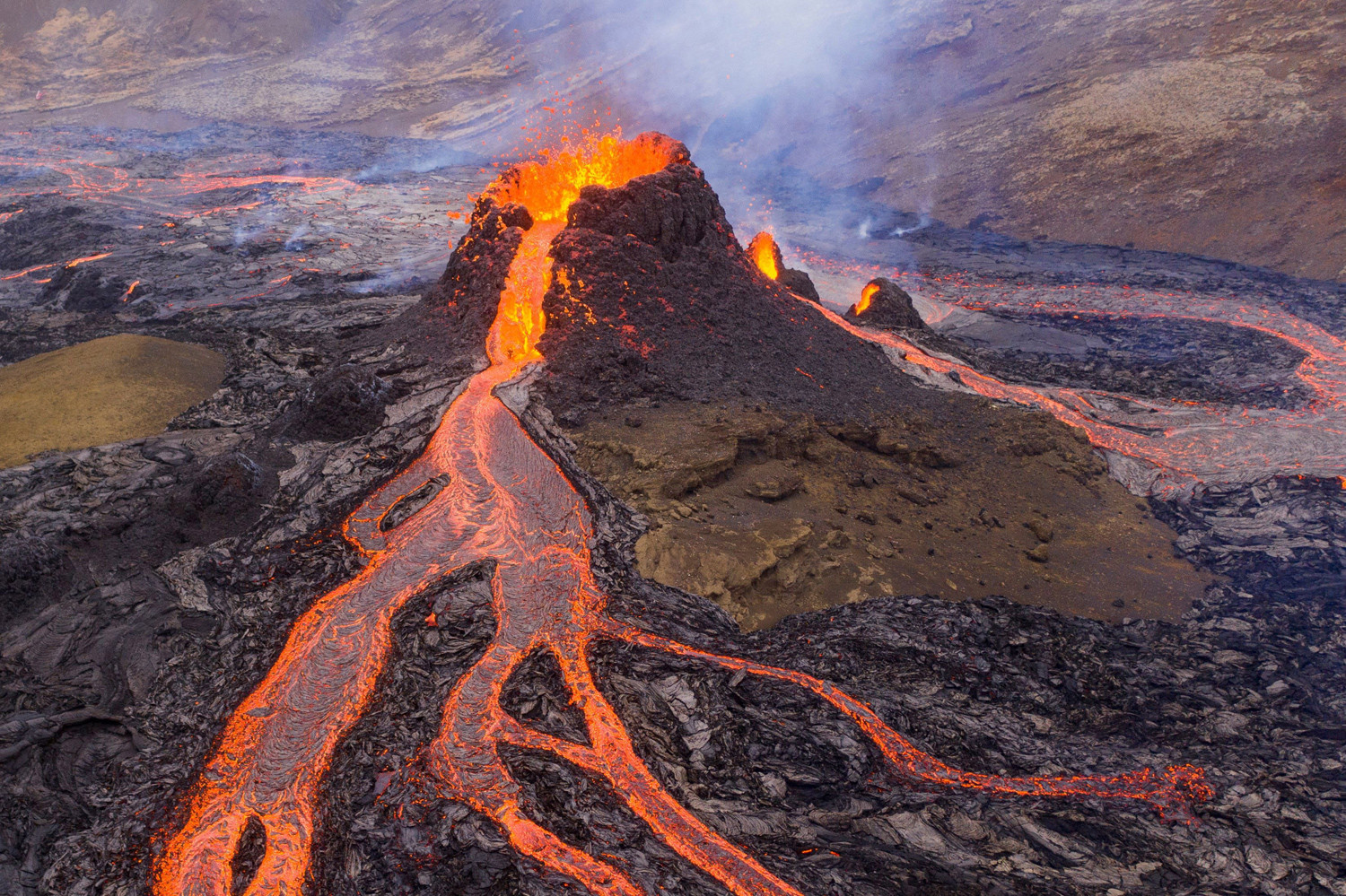 Núi lửa Fagradalsfjall phun trào ở Iceland năm 2021. Ảnh: The Atlantic.
