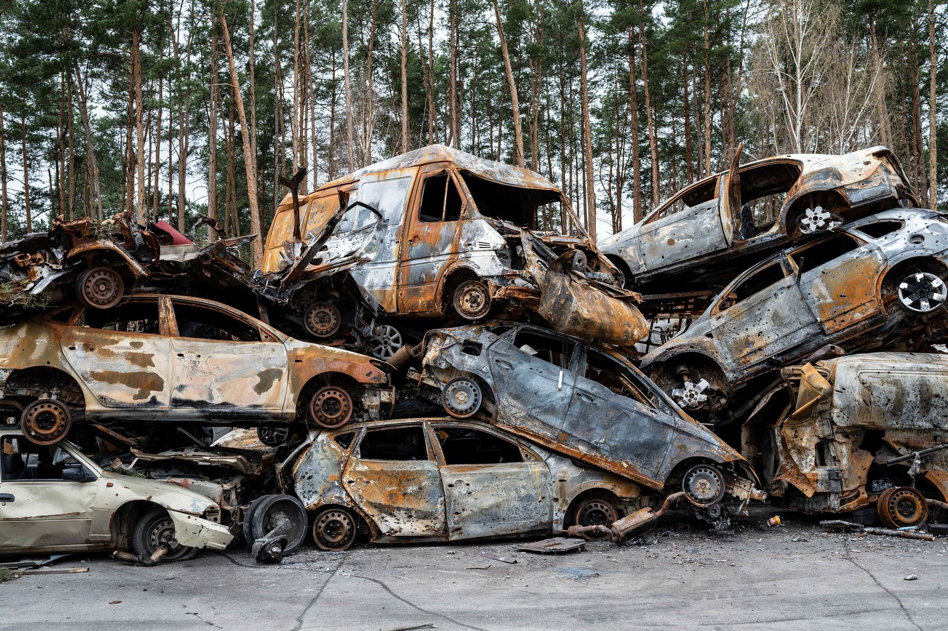 Những chiếc xe bị phá hủy ở Irpin, gần Kiev, Ukraine. Ảnh: Reuters.
