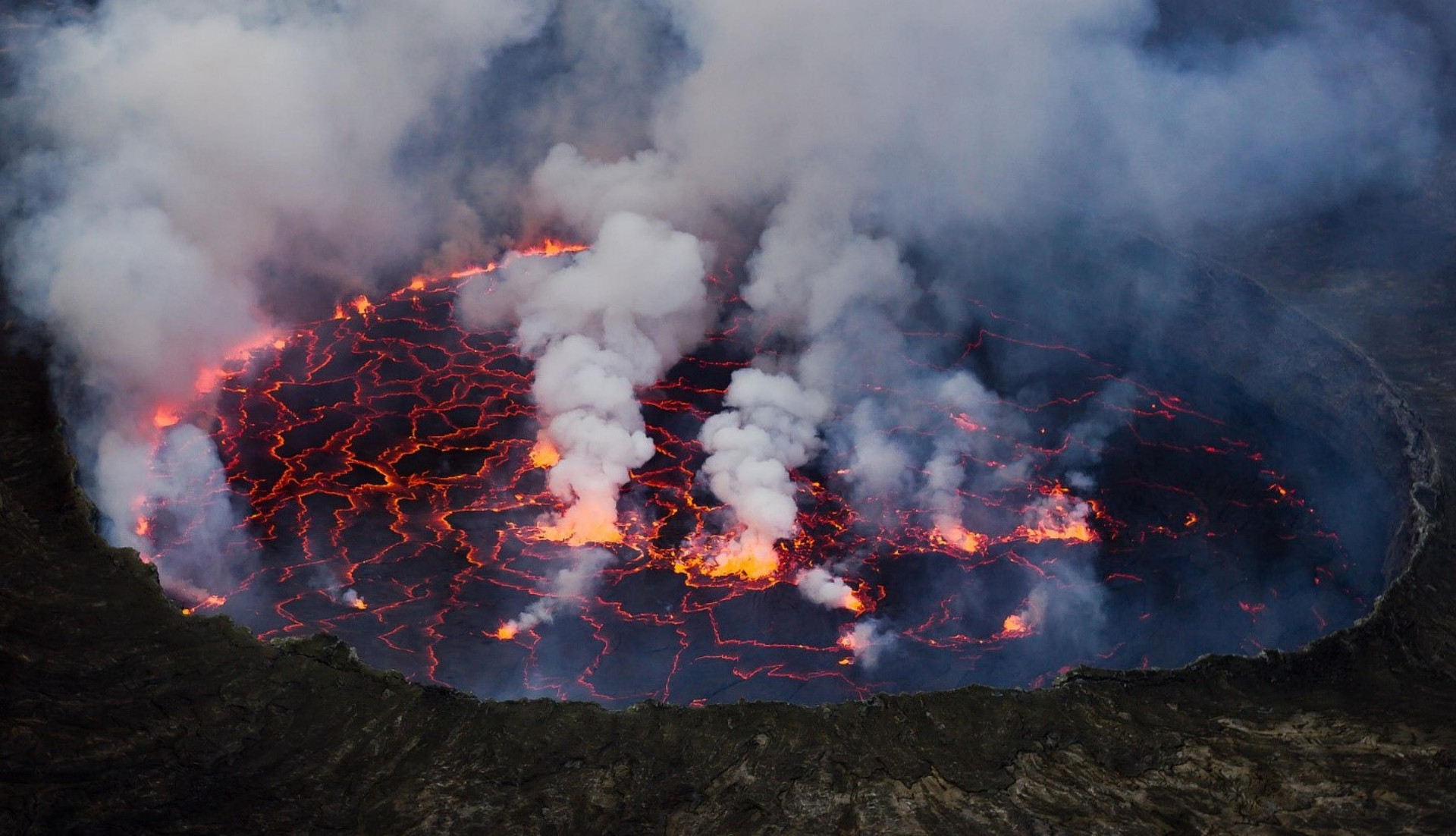 Dòng dung nham kinh hoàng của núi lửa Nyiragongo, Congo. Ảnh: Sciences.