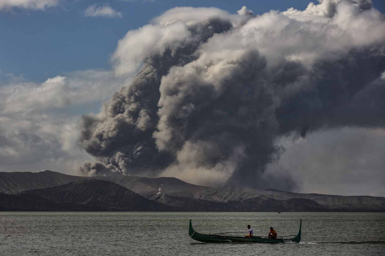 Núi lửa Taal, Philippines phun trào. Ảnh: Orrissa.