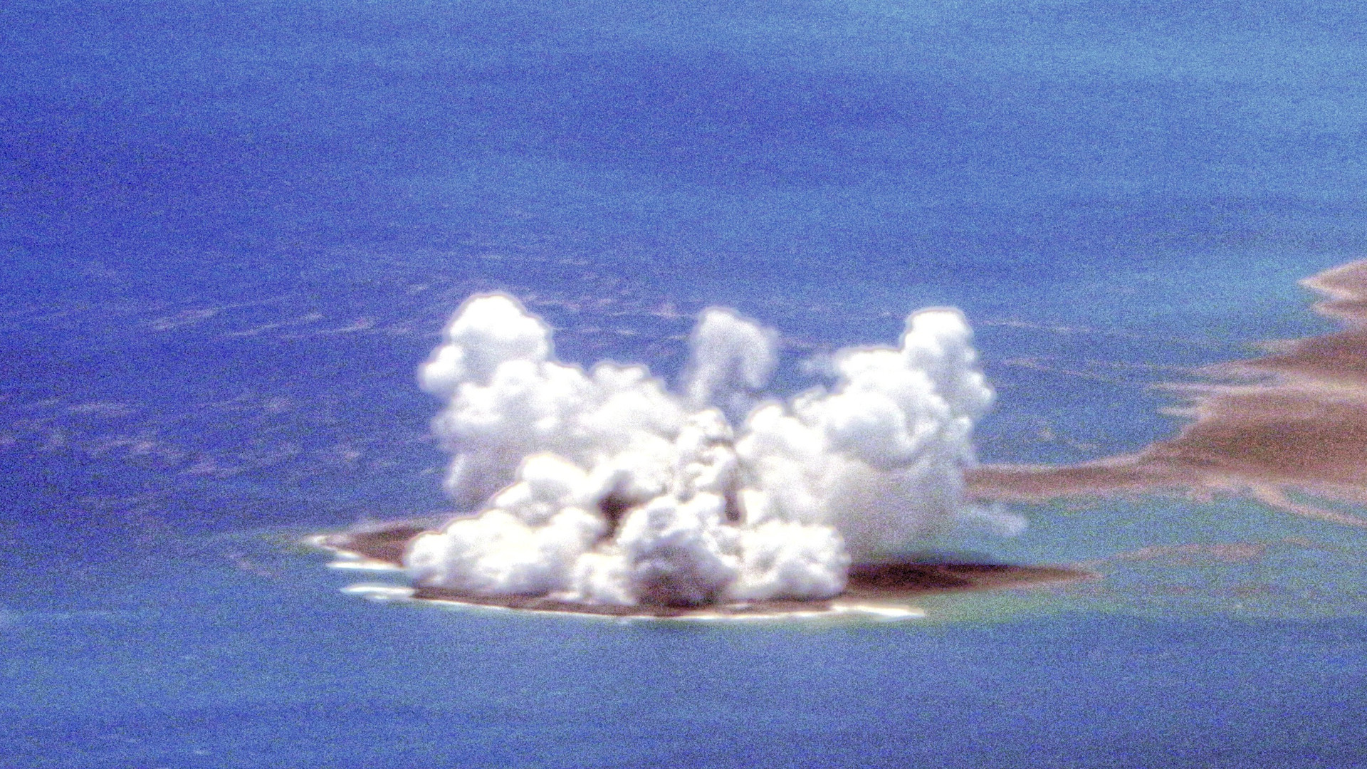 Núi lửa Fukutoku-Oka-no-Ba, Nhật Bản phun trào. Ảnh: Discovery.