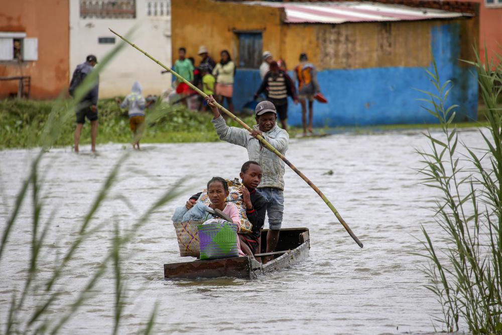 Một gia đình sơ tán sau một tuần mưa lớn ở Antananarivo, Madagascar. Ảnh: AP.