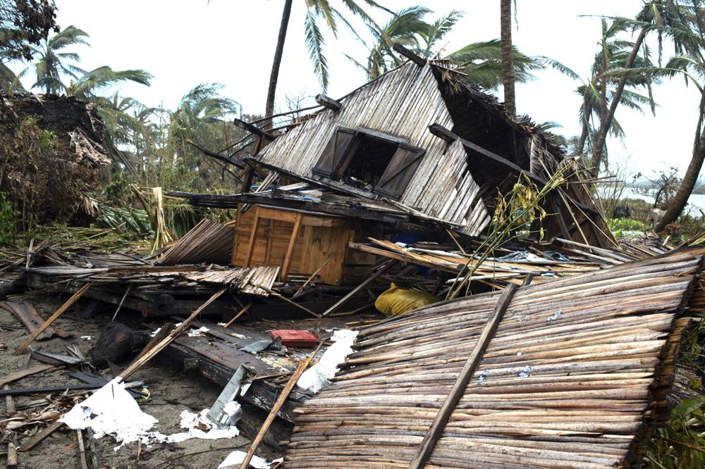 Một ngôi nhà đổ nát sau cơn bão Batsirai ở Mananjary, Madagascar. Ảnh: AP.