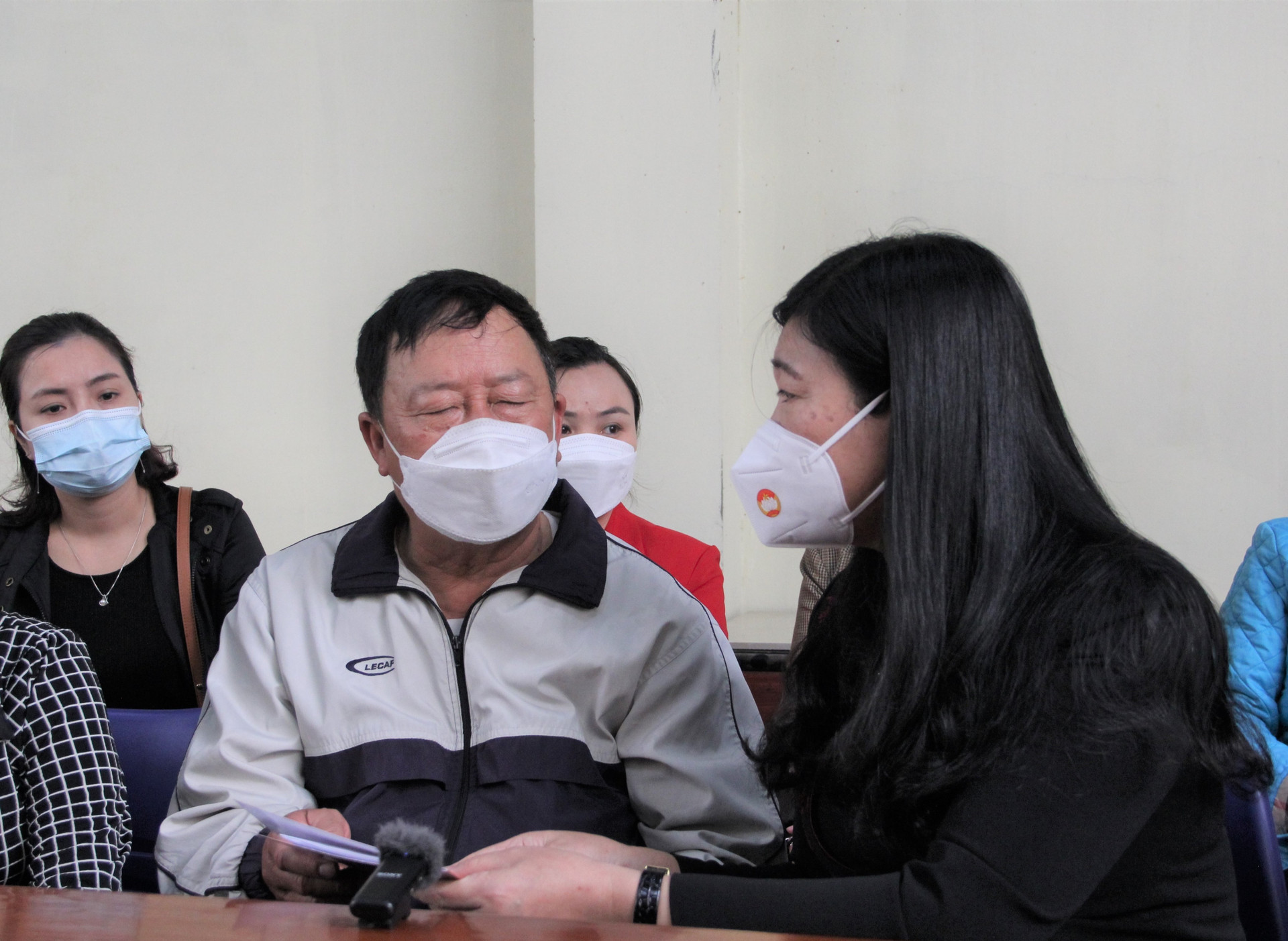 Bà Nguyễn Lan Hương, Chủ tịch Ủy ban MTTQ Việt Nam Thành phố Hà Nội đến thăm hỏi gia đình có người thân bị thiệt mạng. 