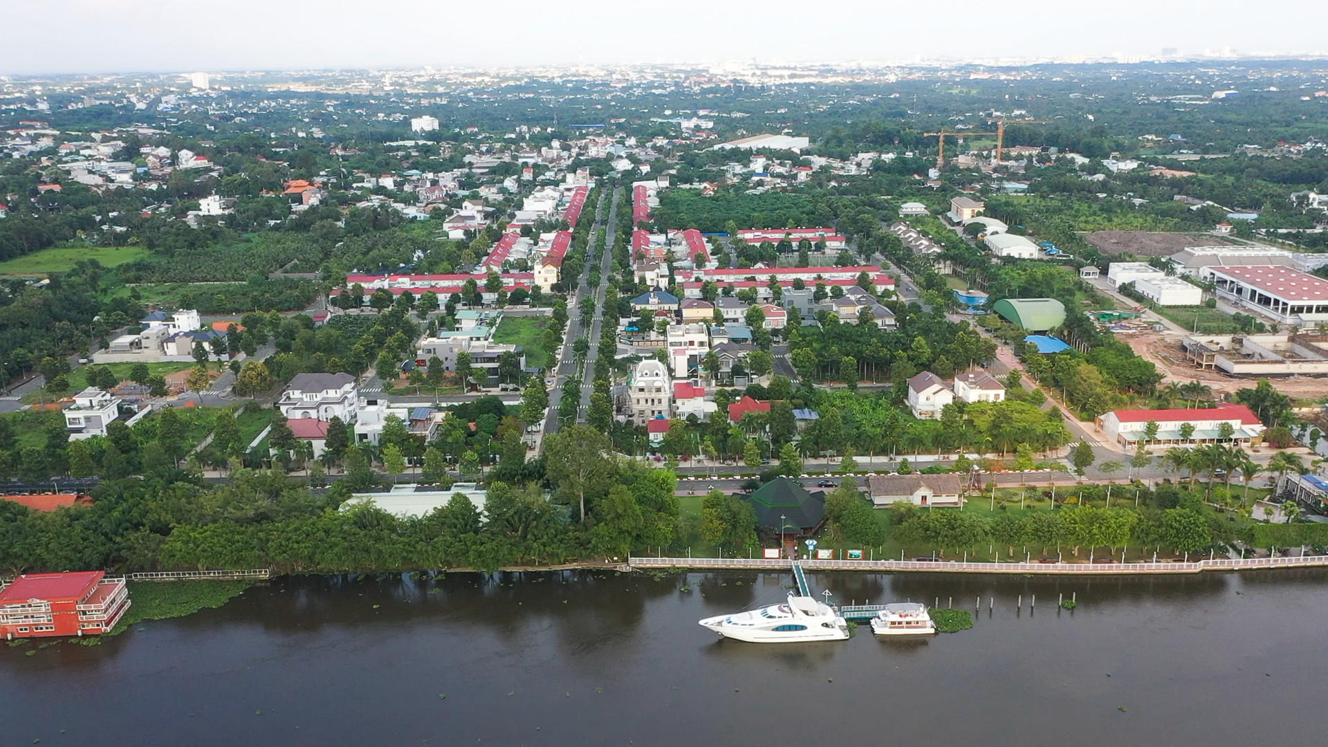 TP Thủ Dầu Một có sông Sài Gòn chảy qua ở phía Tây, thuận lợi phát triển du lịch sinh thái ven sông.